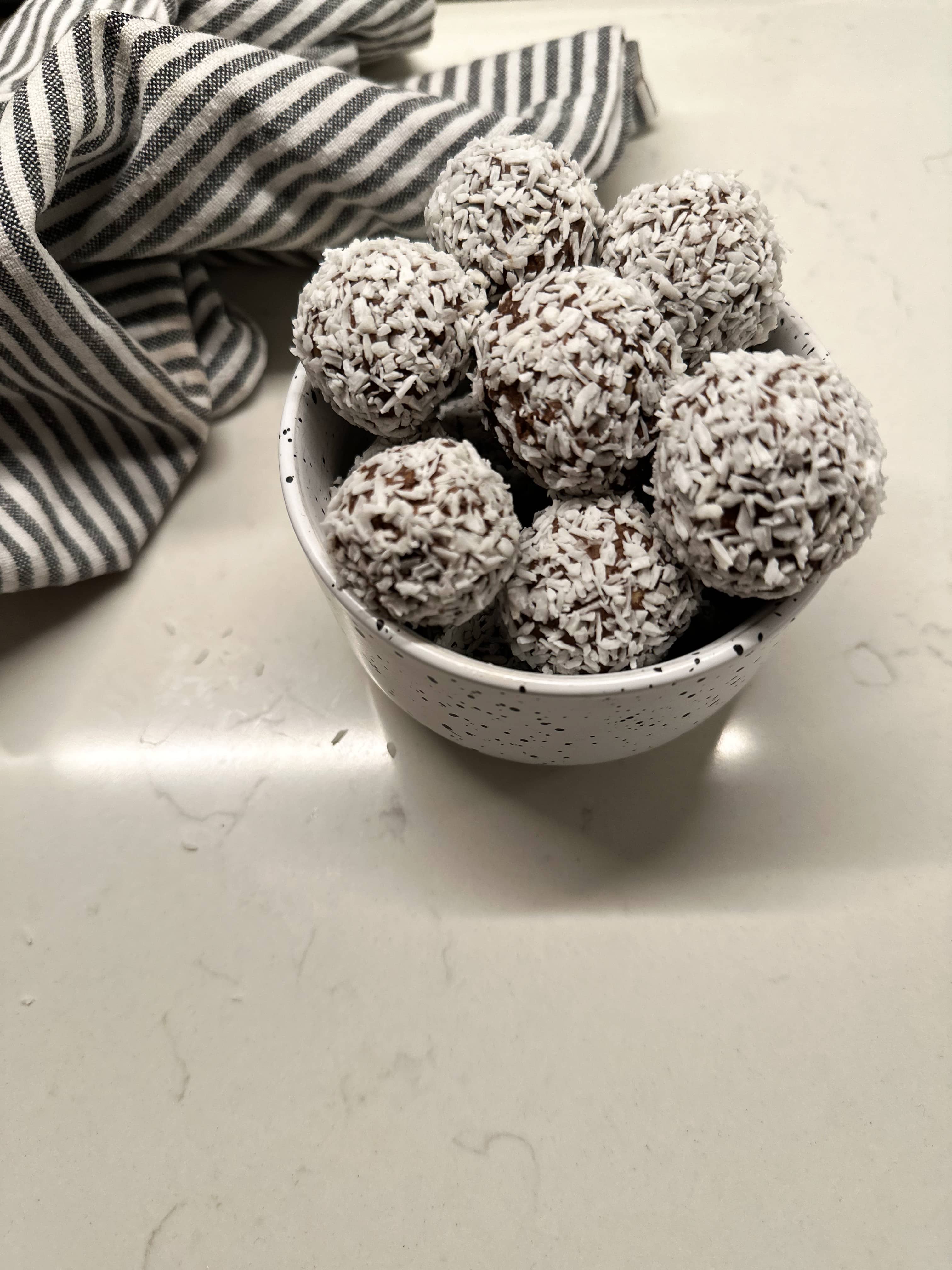 Proteinrika choklad- och jordnötsbollar