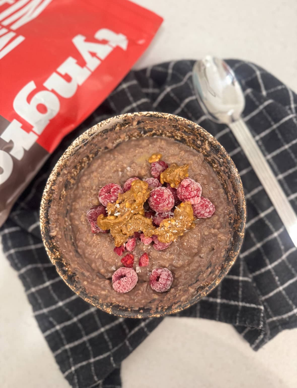 Havregrynsgröt med proteinpulver och jordnötssmör kasein kladdkaka