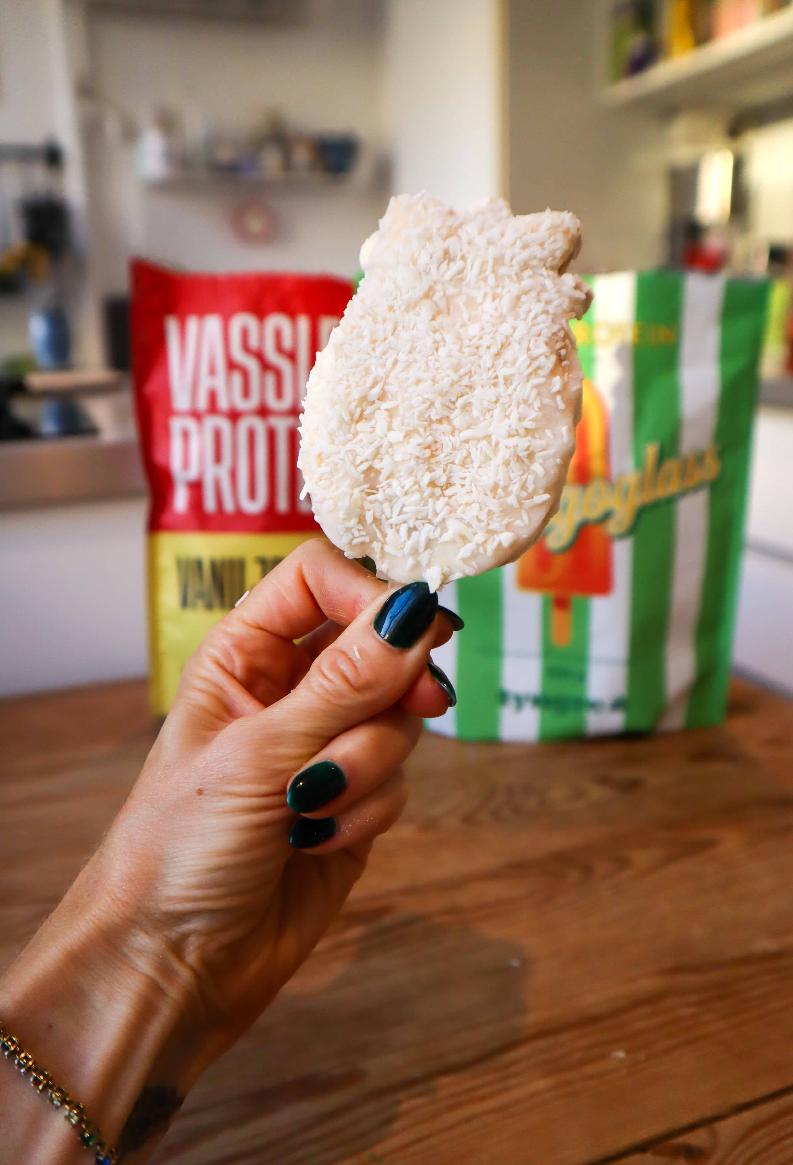 Proteinglass med mango- och mandel