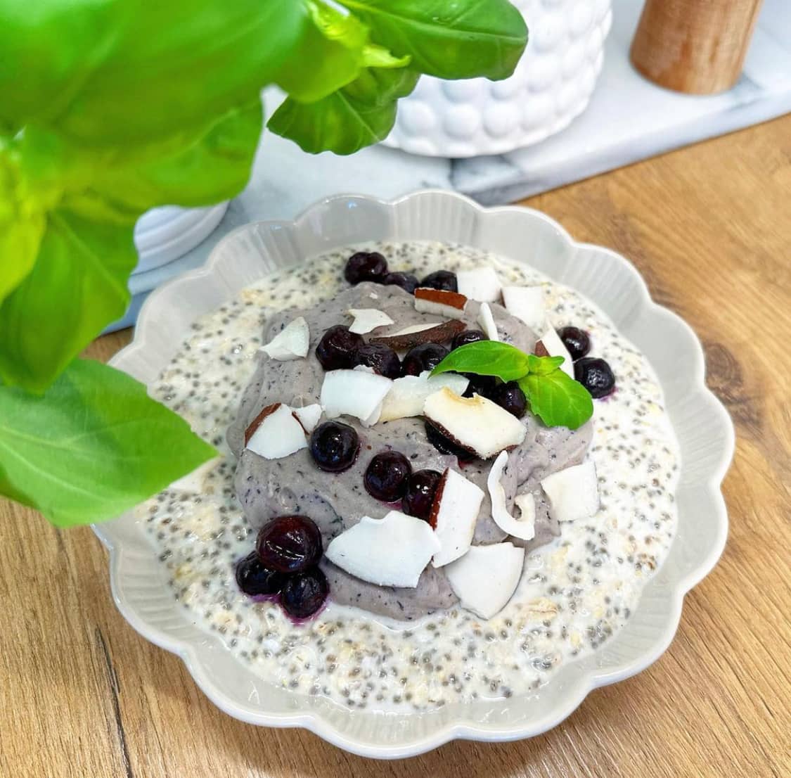 Overnight oats med blåbär- och vaniljfluff