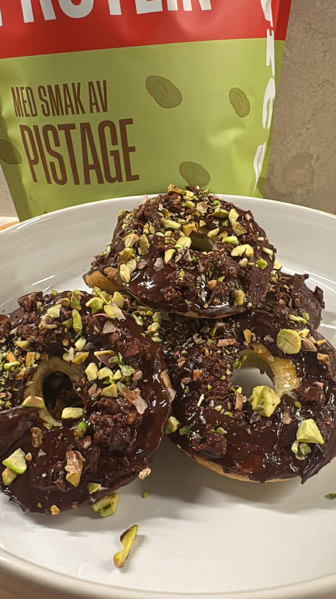 Proteinrika donuts med choklad- och pistage vassle pistage 