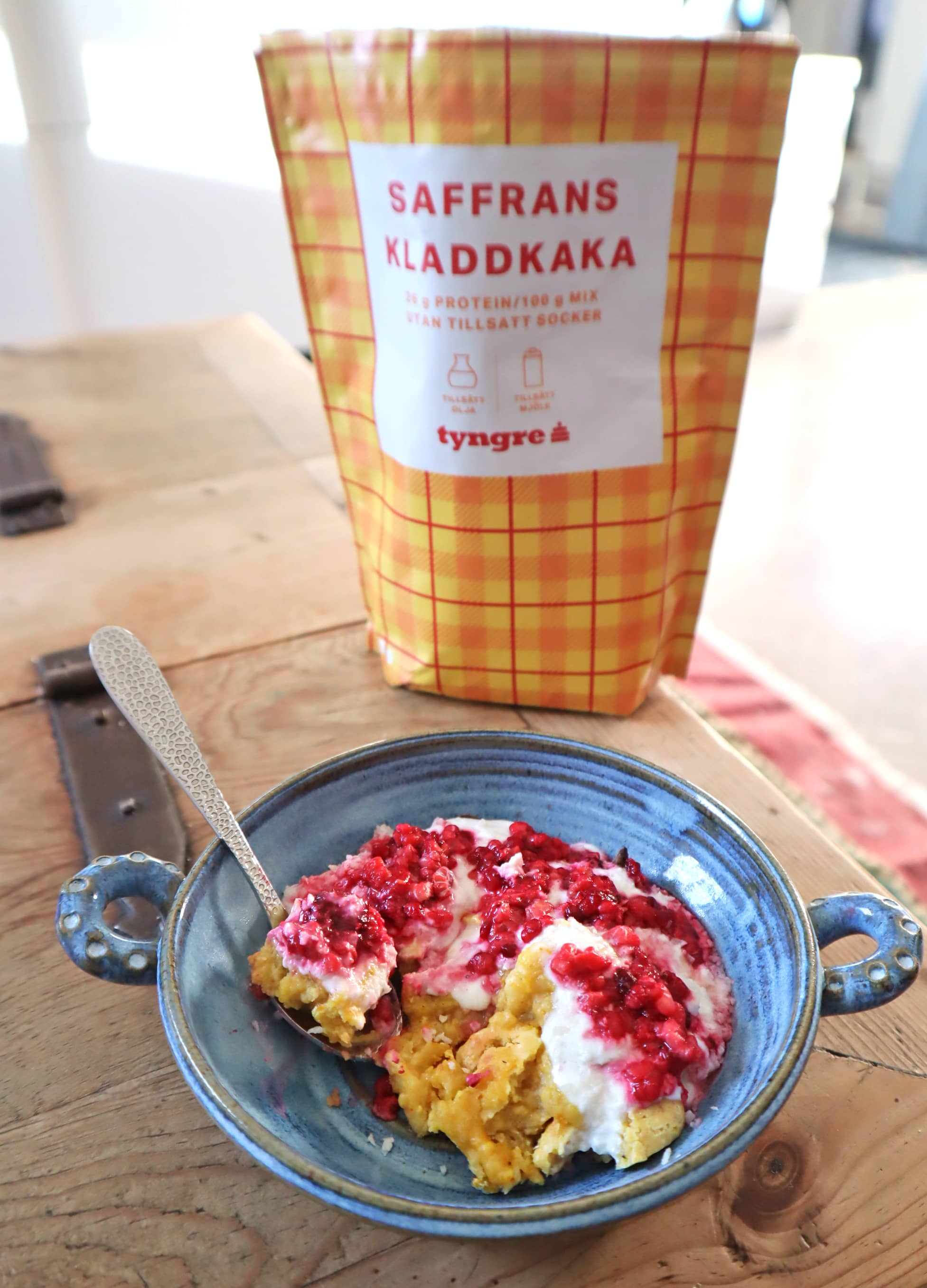 Proteinrik saffranskladdkaka med vit chokladkräm- och hallon bakmix saffranskladdkaka