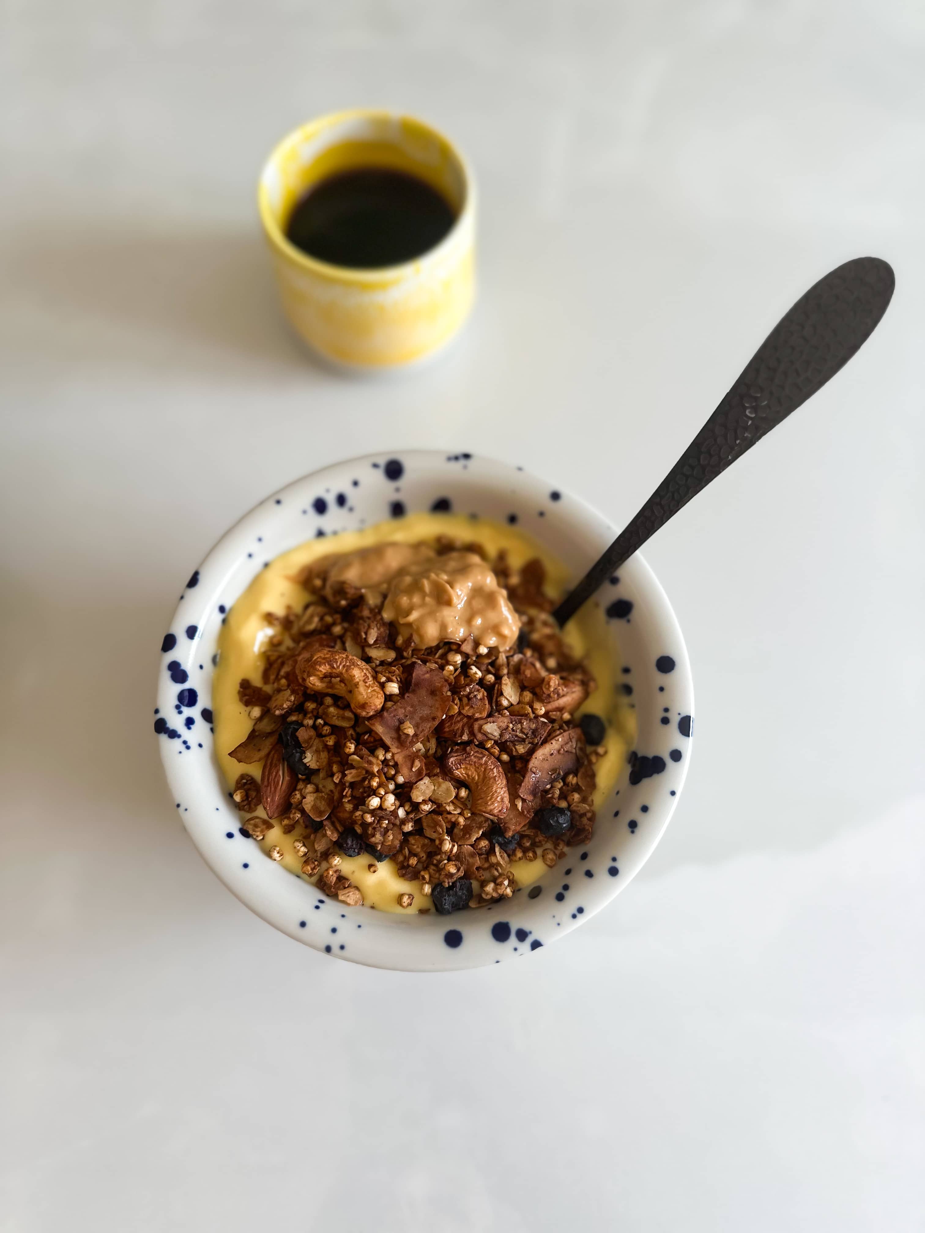 Proteinrik smoothiebowl med syrlig citron kasein solmogna citroner