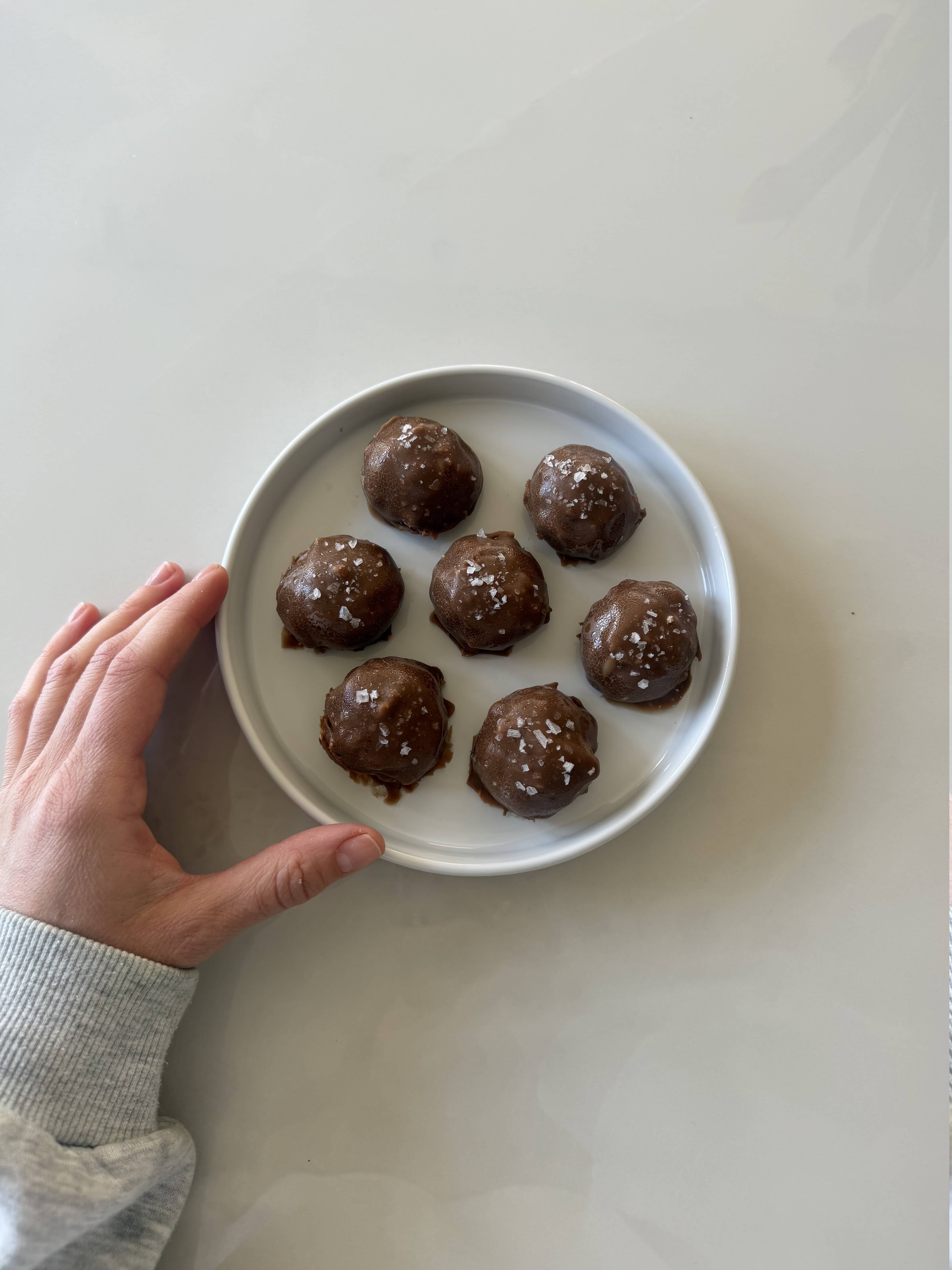 Proteinbollar med kvarg och choklad kasein kladdkaka