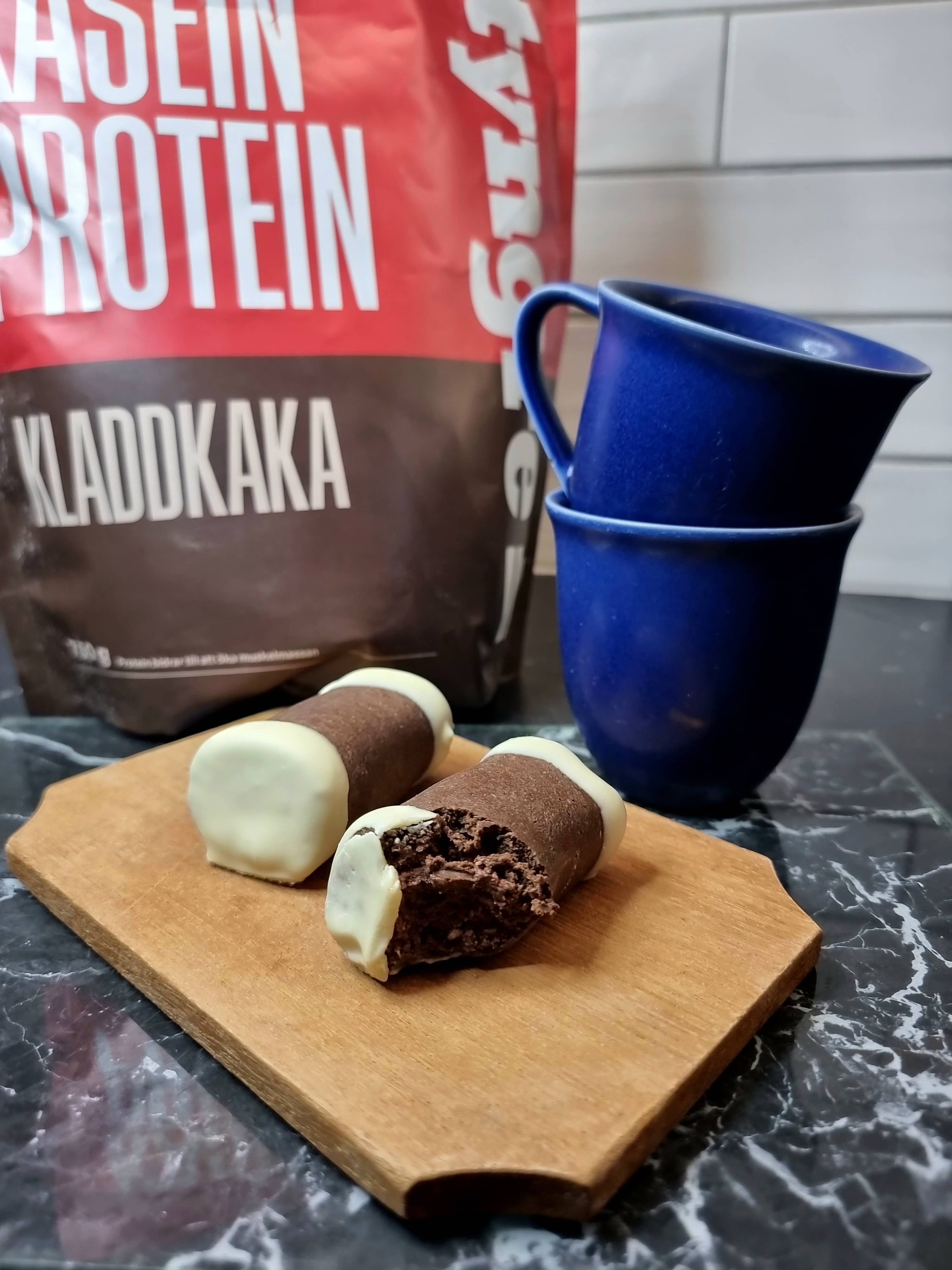 Proteinrika och sockerfria kladdkakerullar kasein kladdkaka