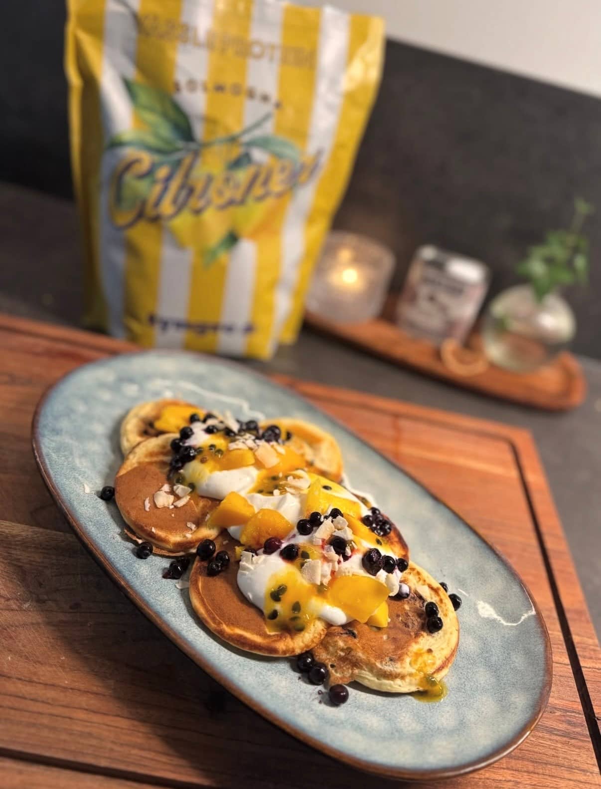 Proteinpannkakor med blåbär och citron vassle solmogna citroner