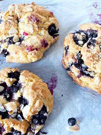 Proteinrika blåbärsscones