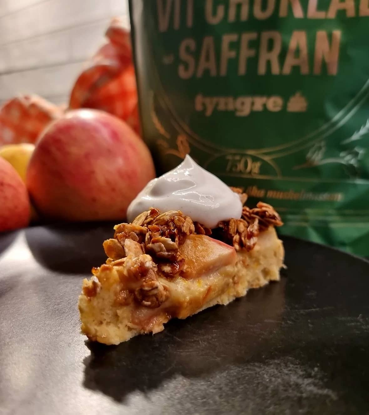 Saffranskladdkaka med äppelcrumble 