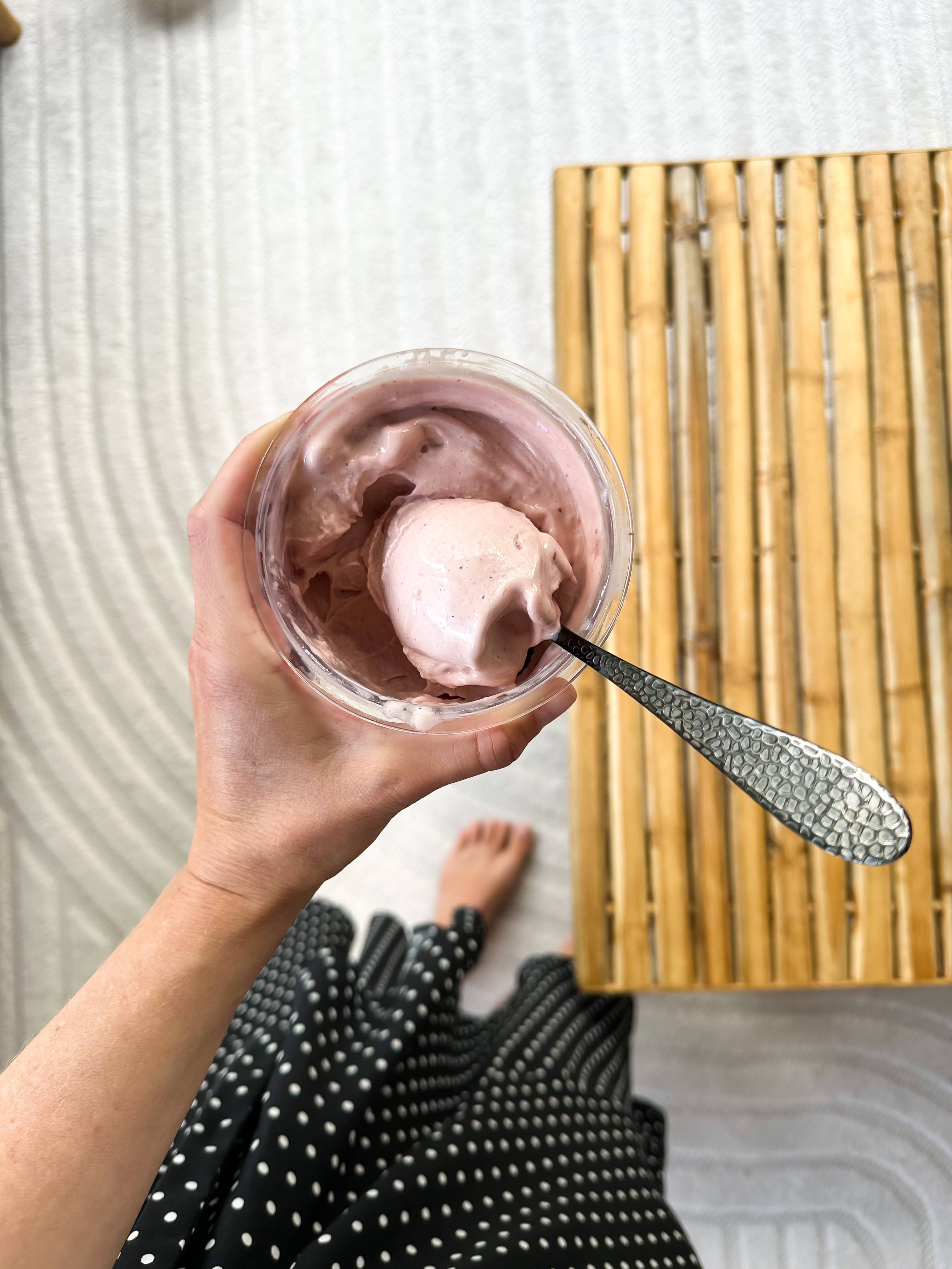 Proteinglass med rostade jordgubbar- och basilika barebells milkshake strawberry