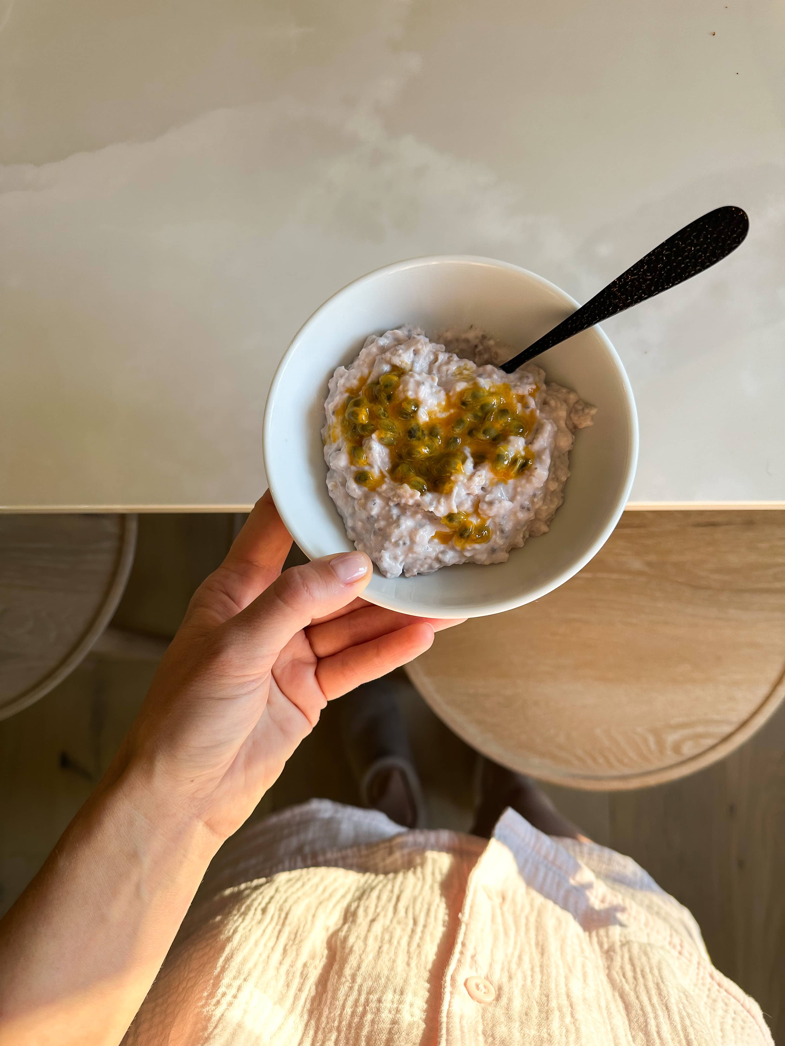 Proteinrik och krämig overnight oats med kokos- och jordgubb kasein krämig jordgubbsglass