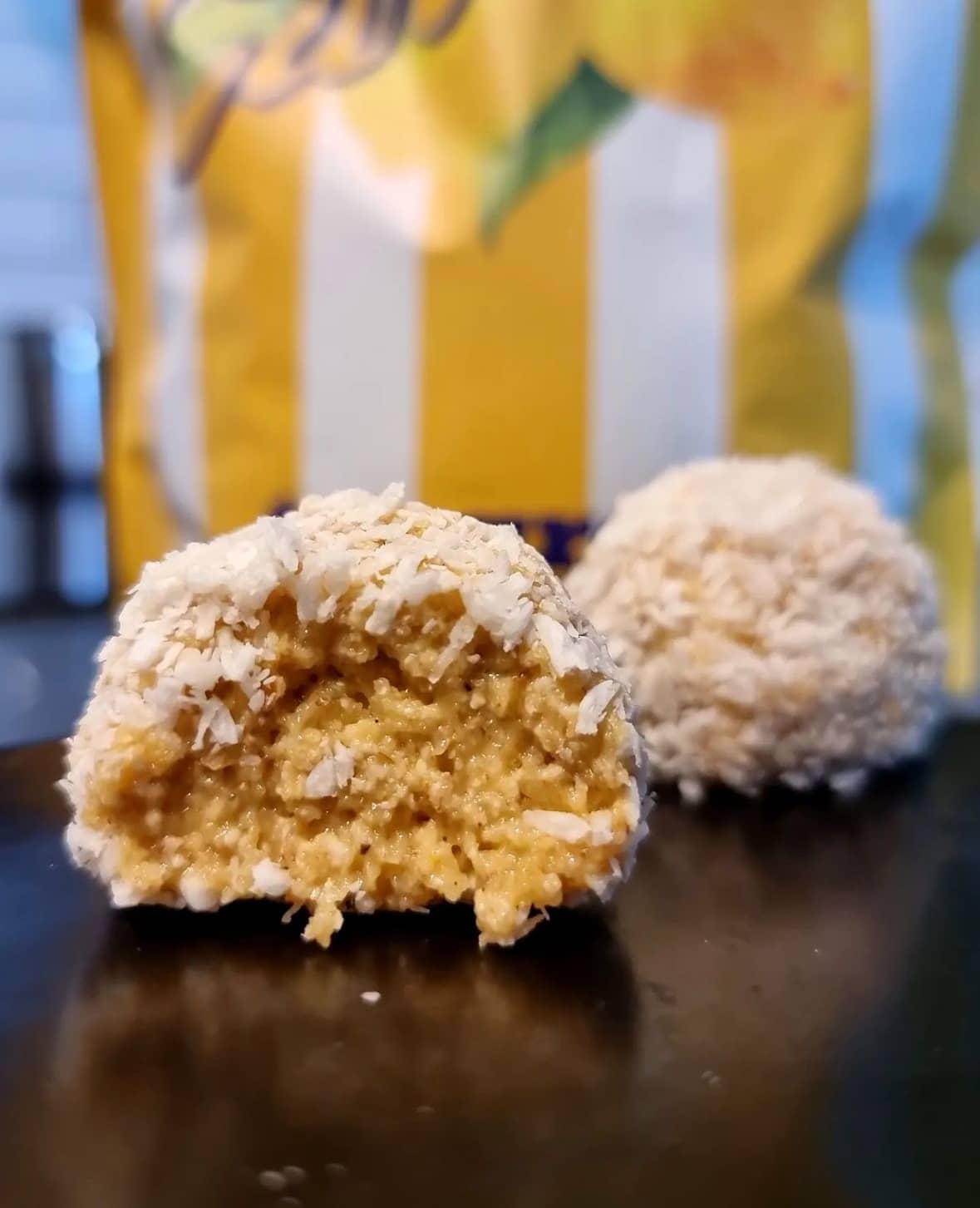 Proteinrika kokos- och citronbollar