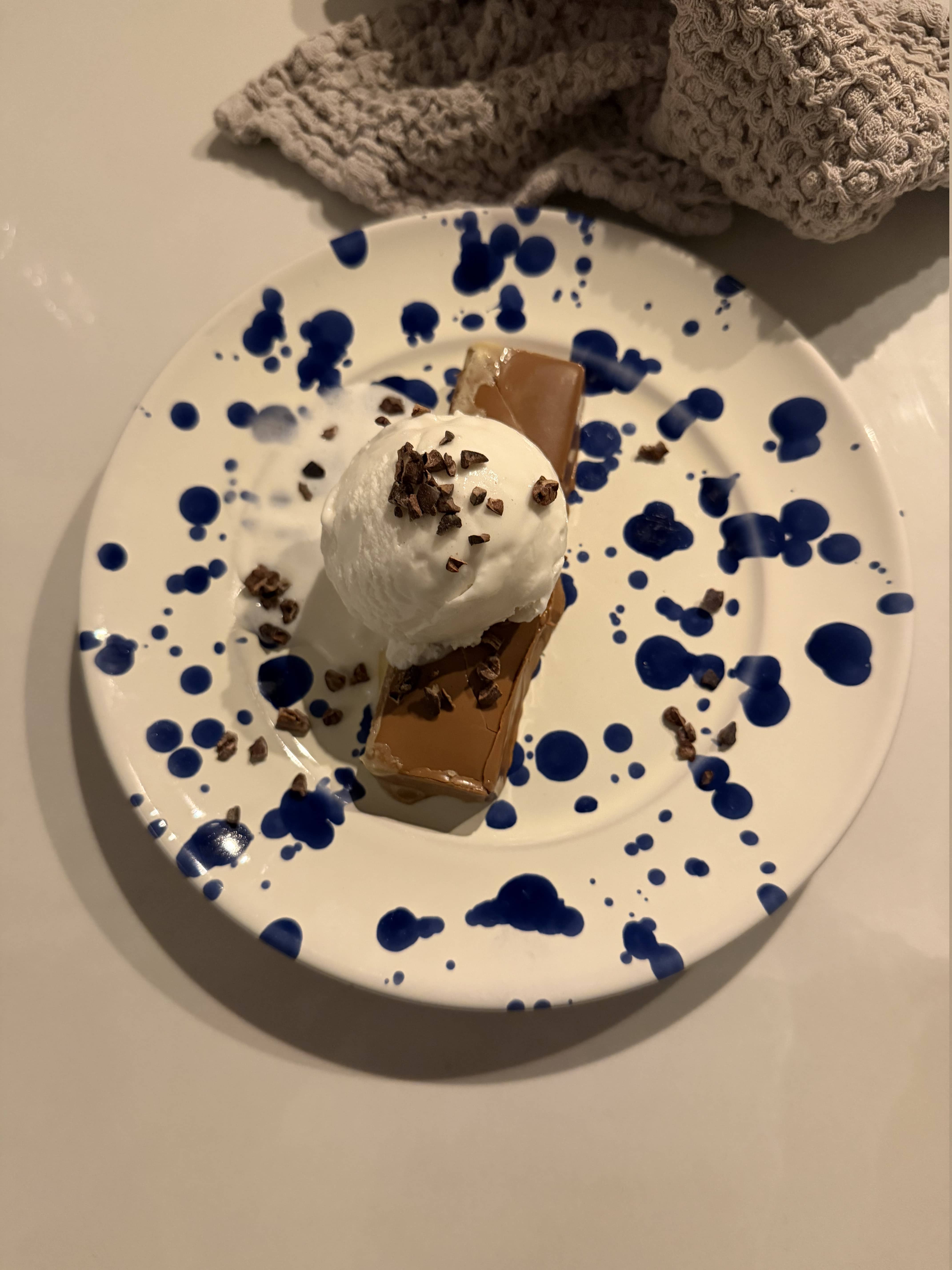Varm proteinbar med mintchoklad och vaniljglass barebells minty chocolate