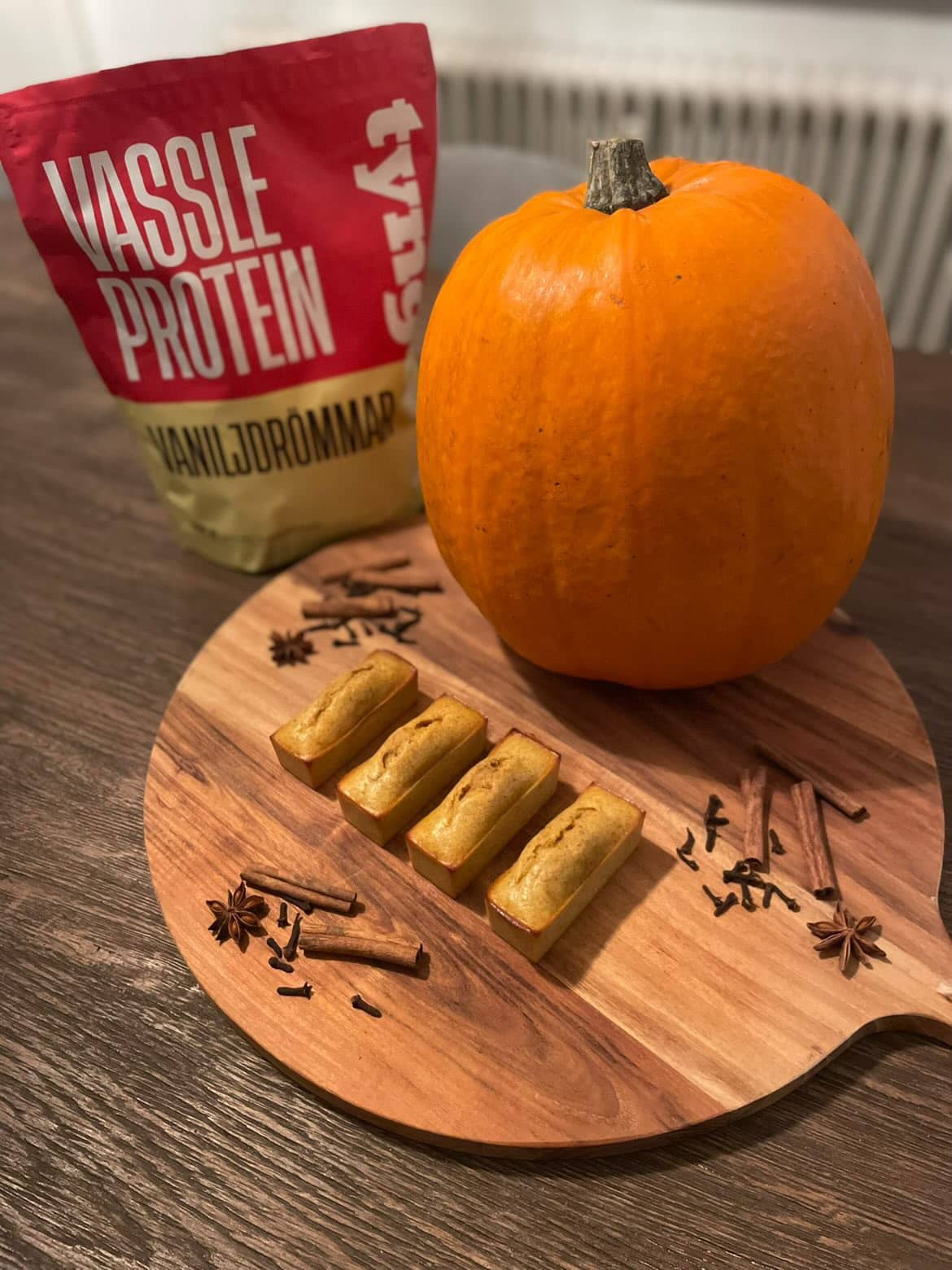 Proteinrik pumpakaka med brynt smör och miso vassle vaniljdrömmar