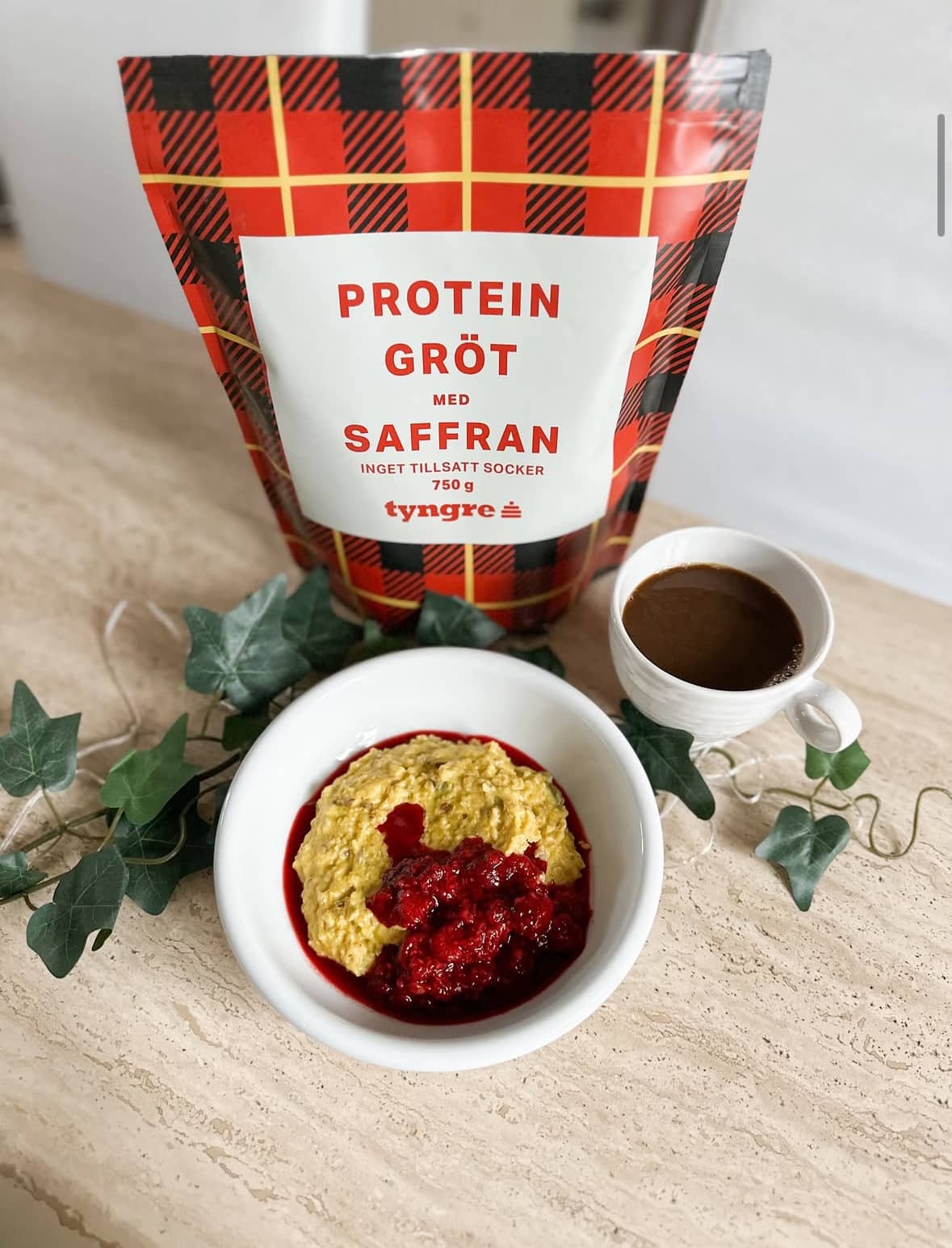 Proteingröt med saffran och varma hallon