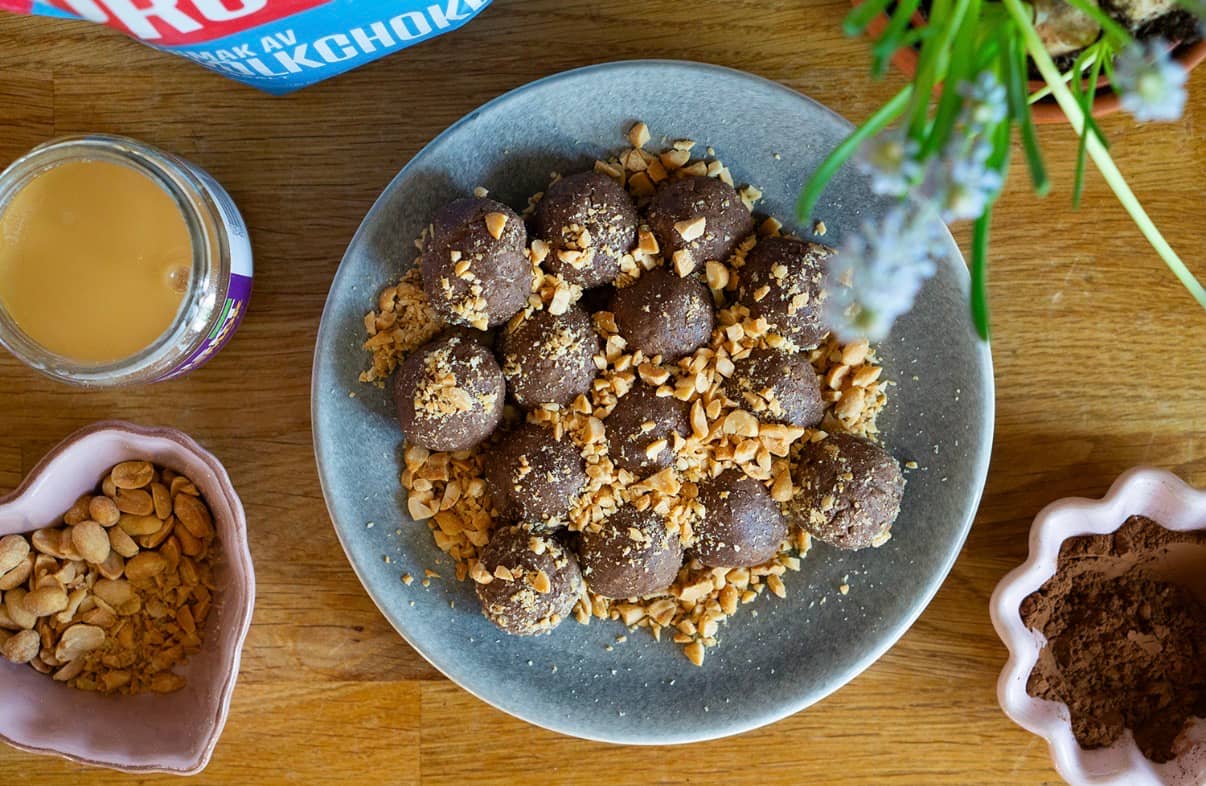 Proteinbollar med choklad- och jordnötter kasein mjölkchoklad med havssalt