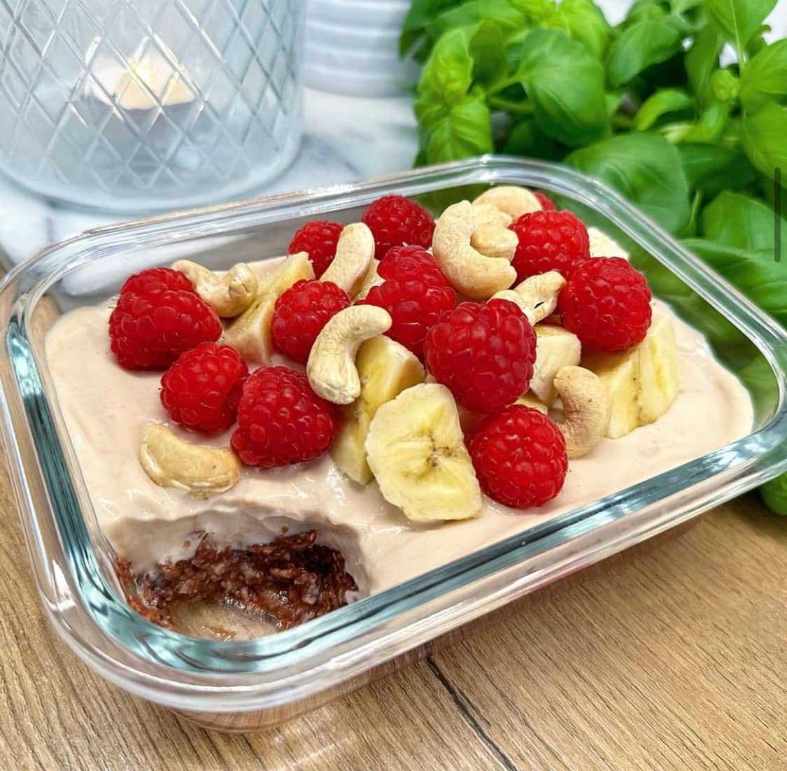 Overnight oats med gräddkola och hallon