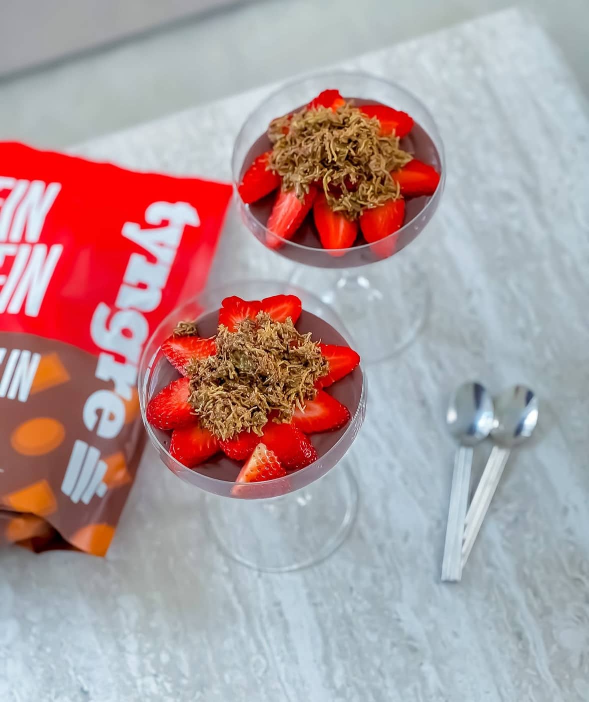 Proteinrik dubai strawberry cup kasein nougatpralin