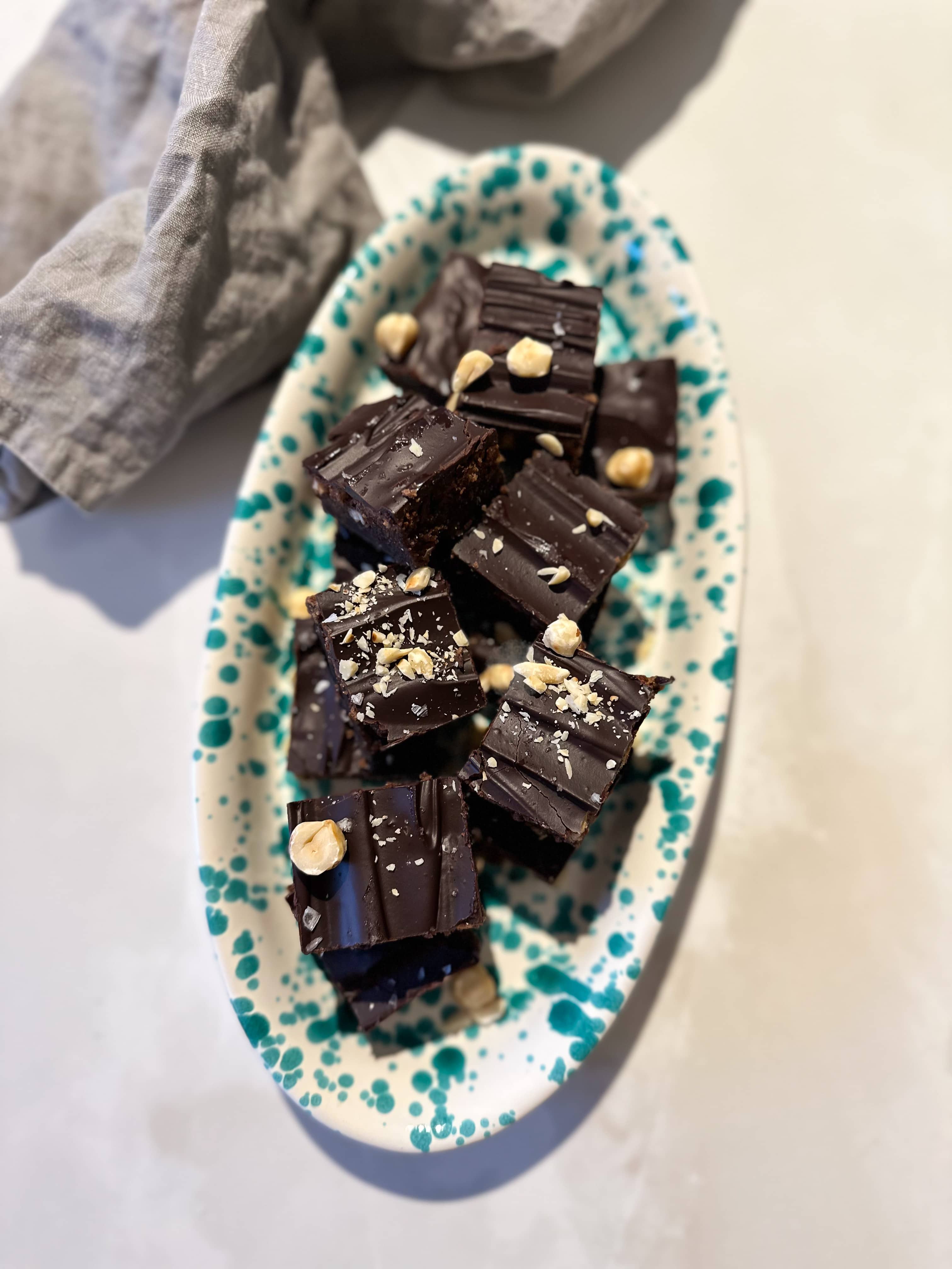 Proteinrik brownie med hasselnötter- och kaffefrosting kasein kladdkaka