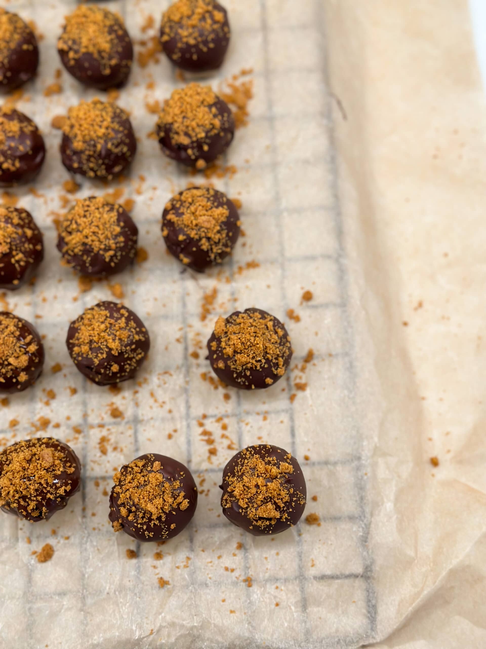 Chokladdoppade pepparkaksbollar kasein kanelbulle
