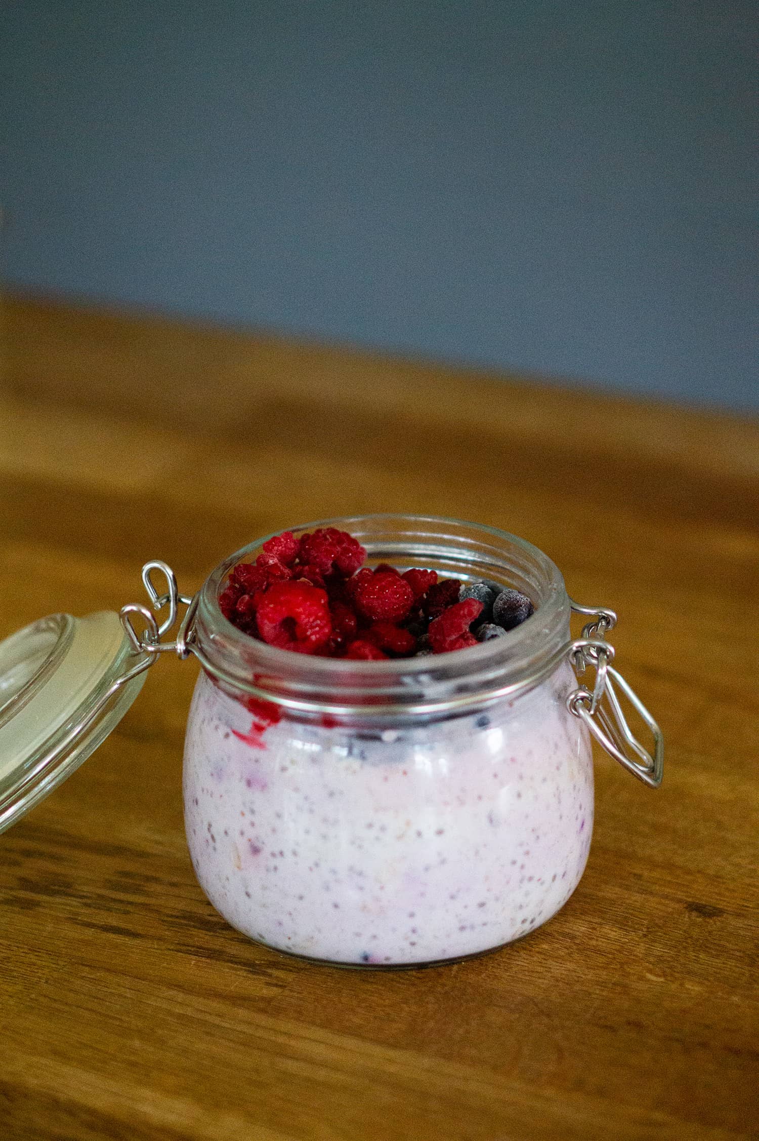 Overnight oats med proteinpulver och bär kasein vaniljdrömmar