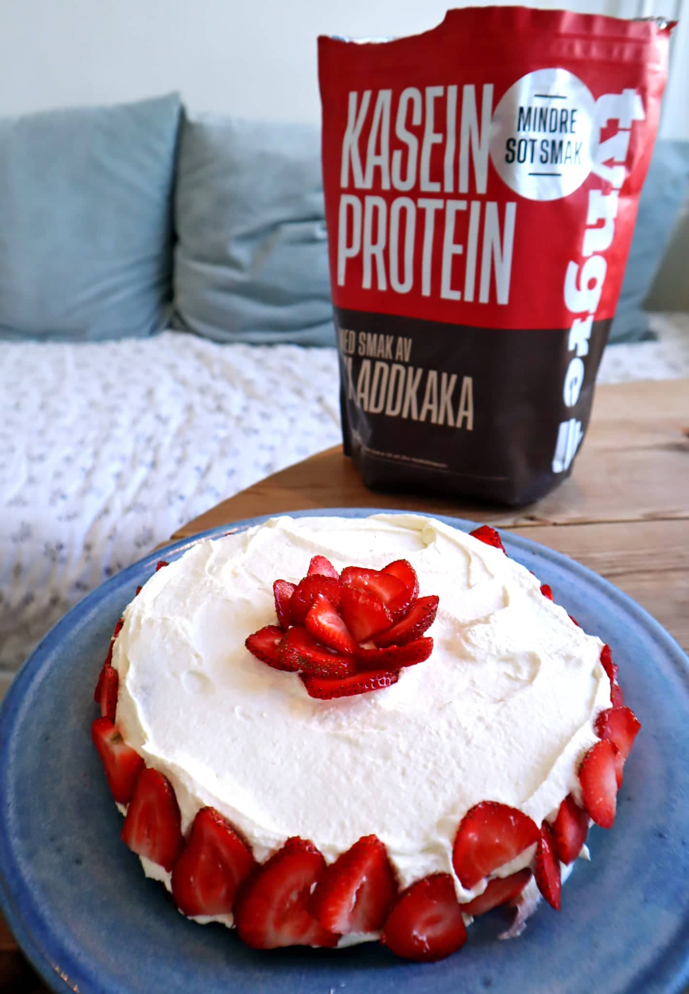 Proteinrik kladdkakstårta med grädde- och jordgubbar