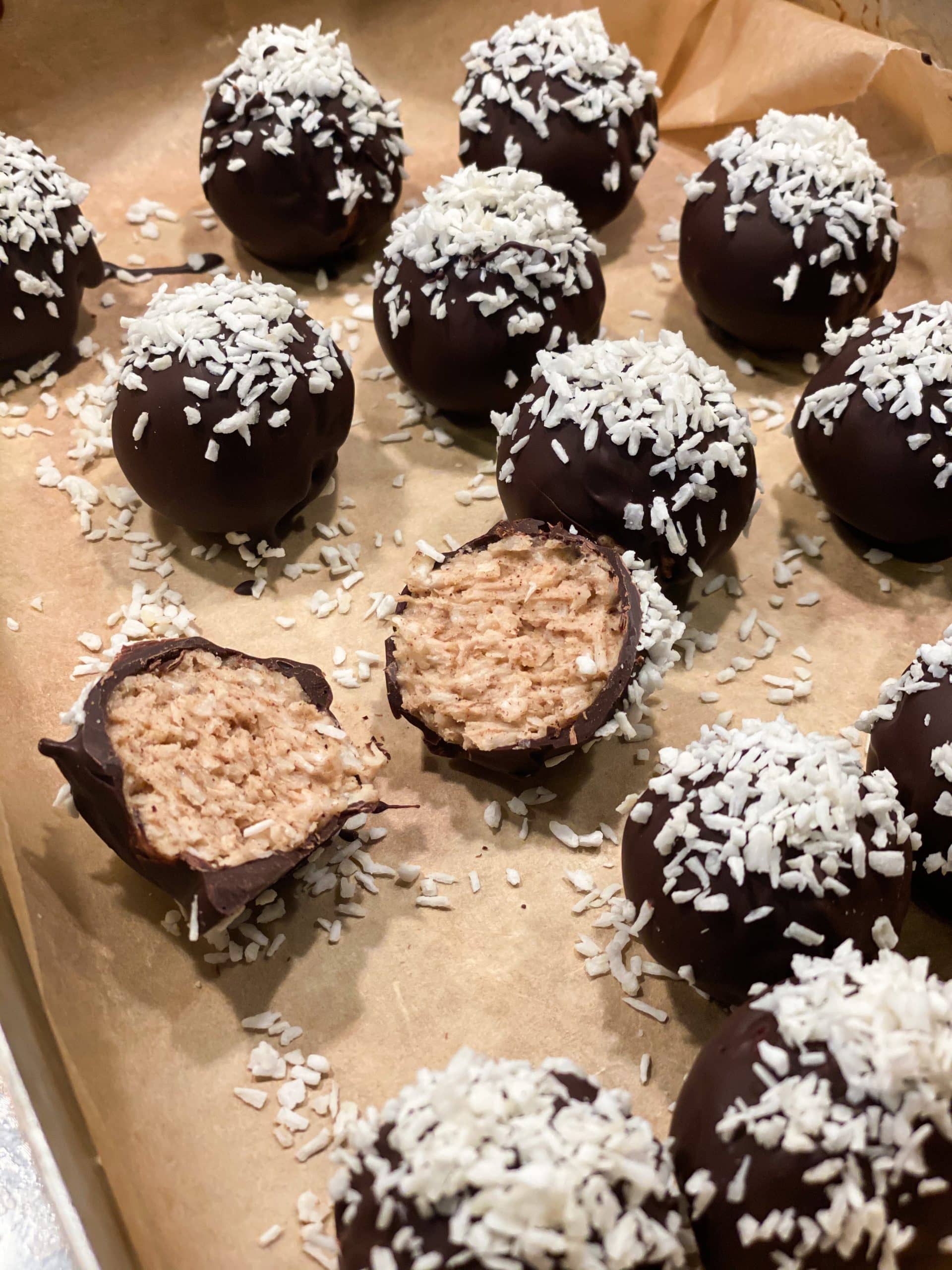 Proteinrika bountys med smak av kanelbulle