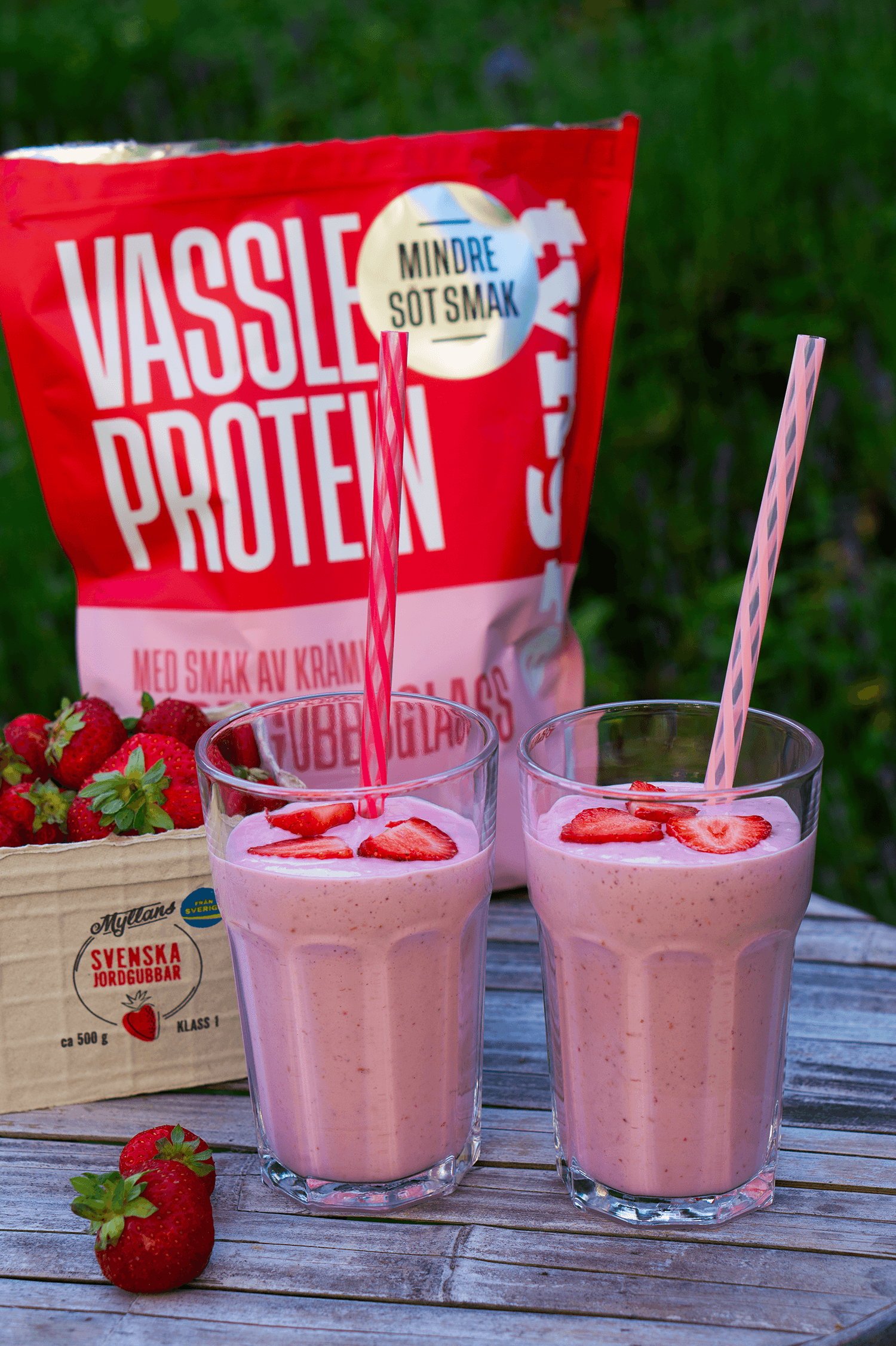 Proteinsmoothie med banan- och jordgubb vassle krämig jordgubbsglass