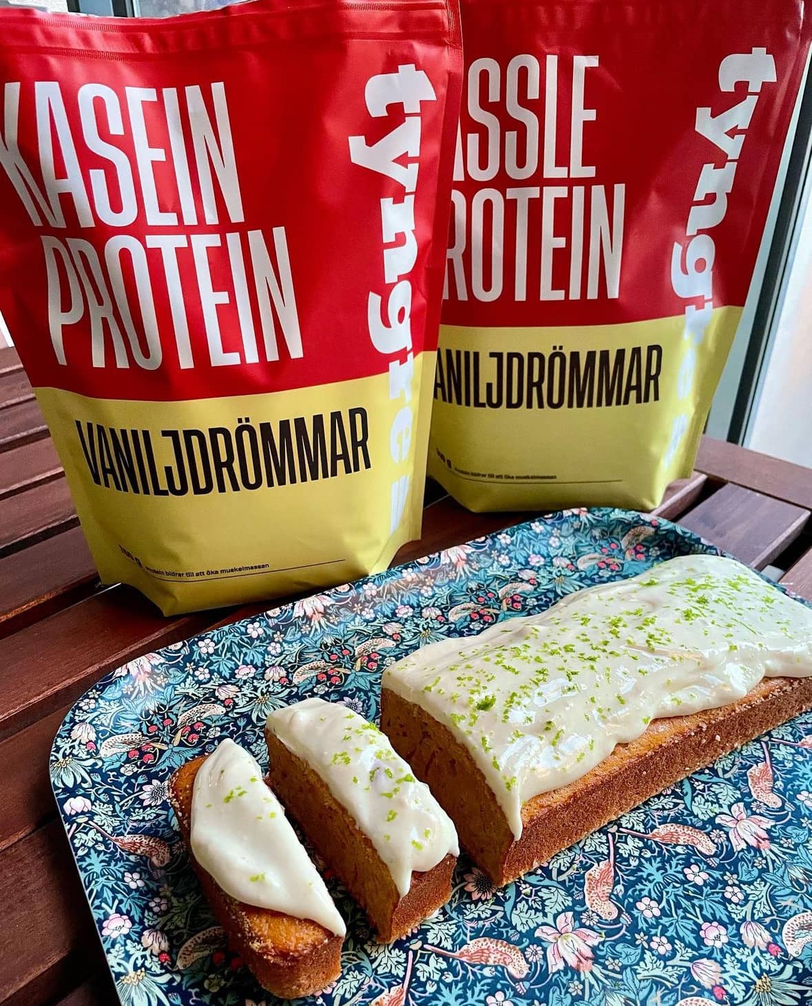 Proteinrik morotskaka med limefrosting
