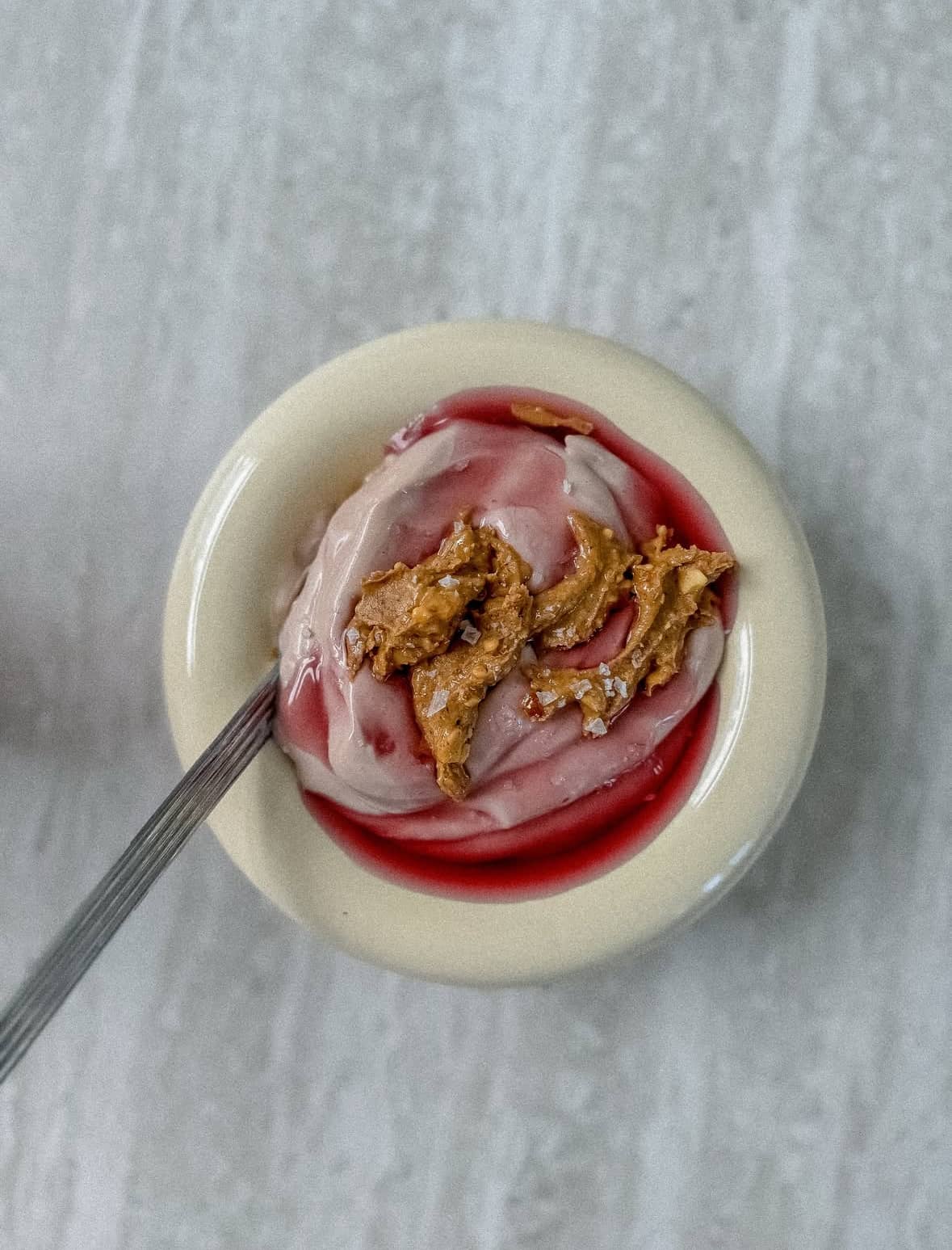 Proteinrik overnight oats med smak av cookie dough kasein chocolate chip cookie