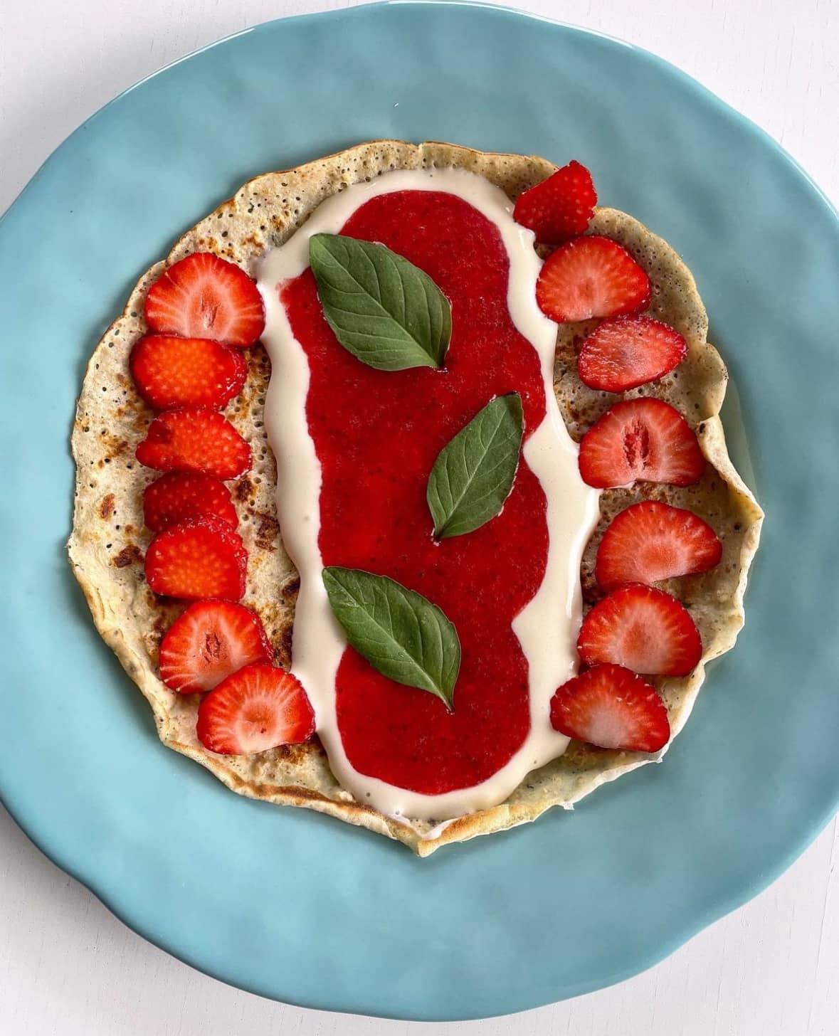 Proteinpannkakor med jordgubbar, citron- & thaibasilika