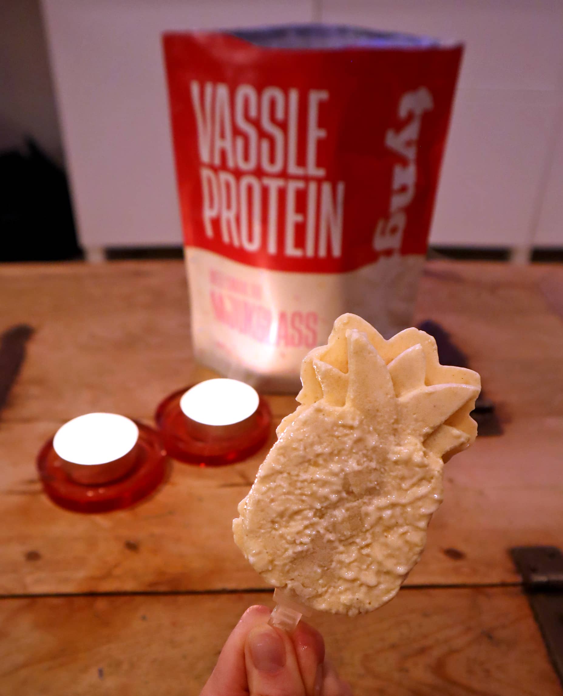 Proteinrik kesoglass med smak av semla vassle mjukglass
