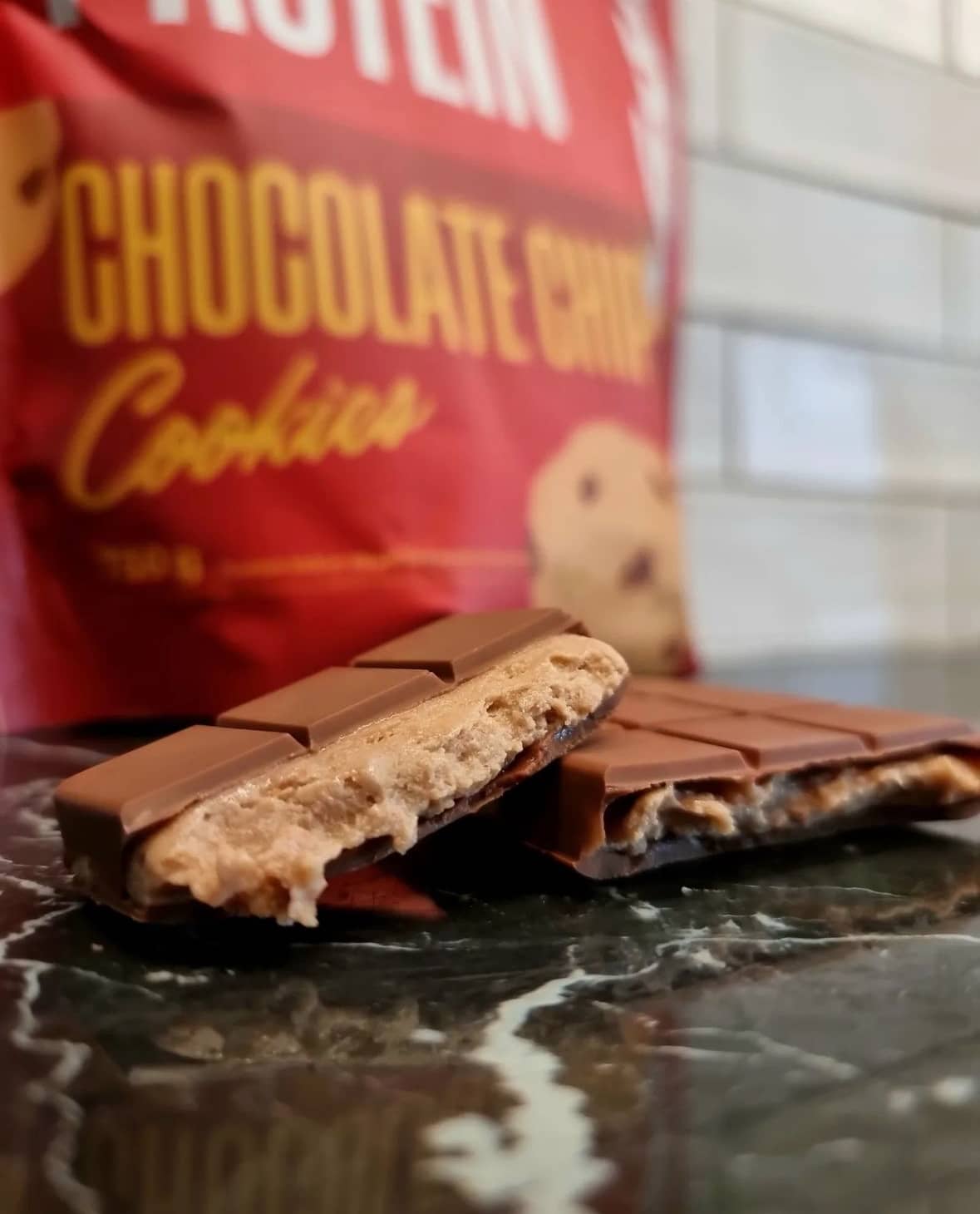 Chokladkaka fylld med chocolate chip cookie dough