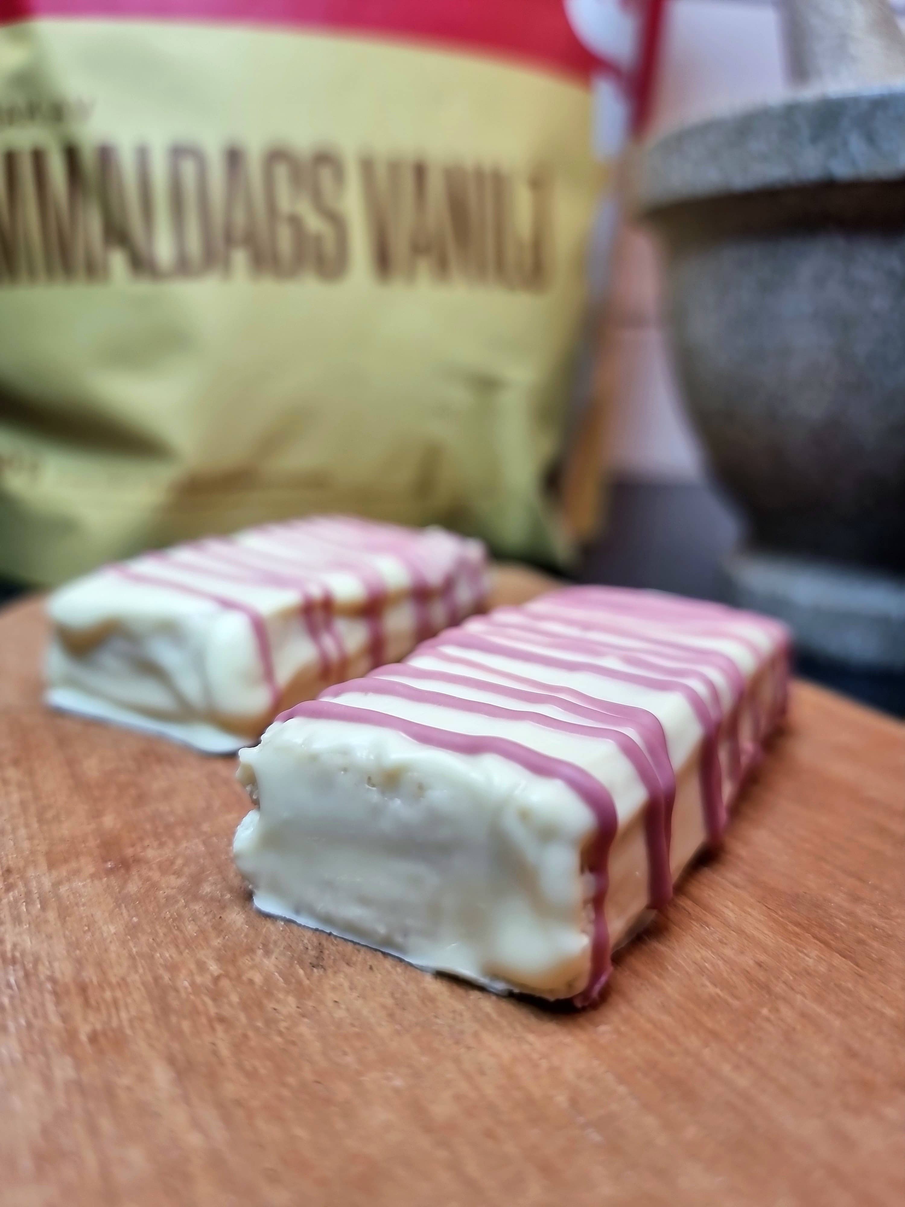 Hemmagjord proteinbar med smak av semla vassle kanelbulle