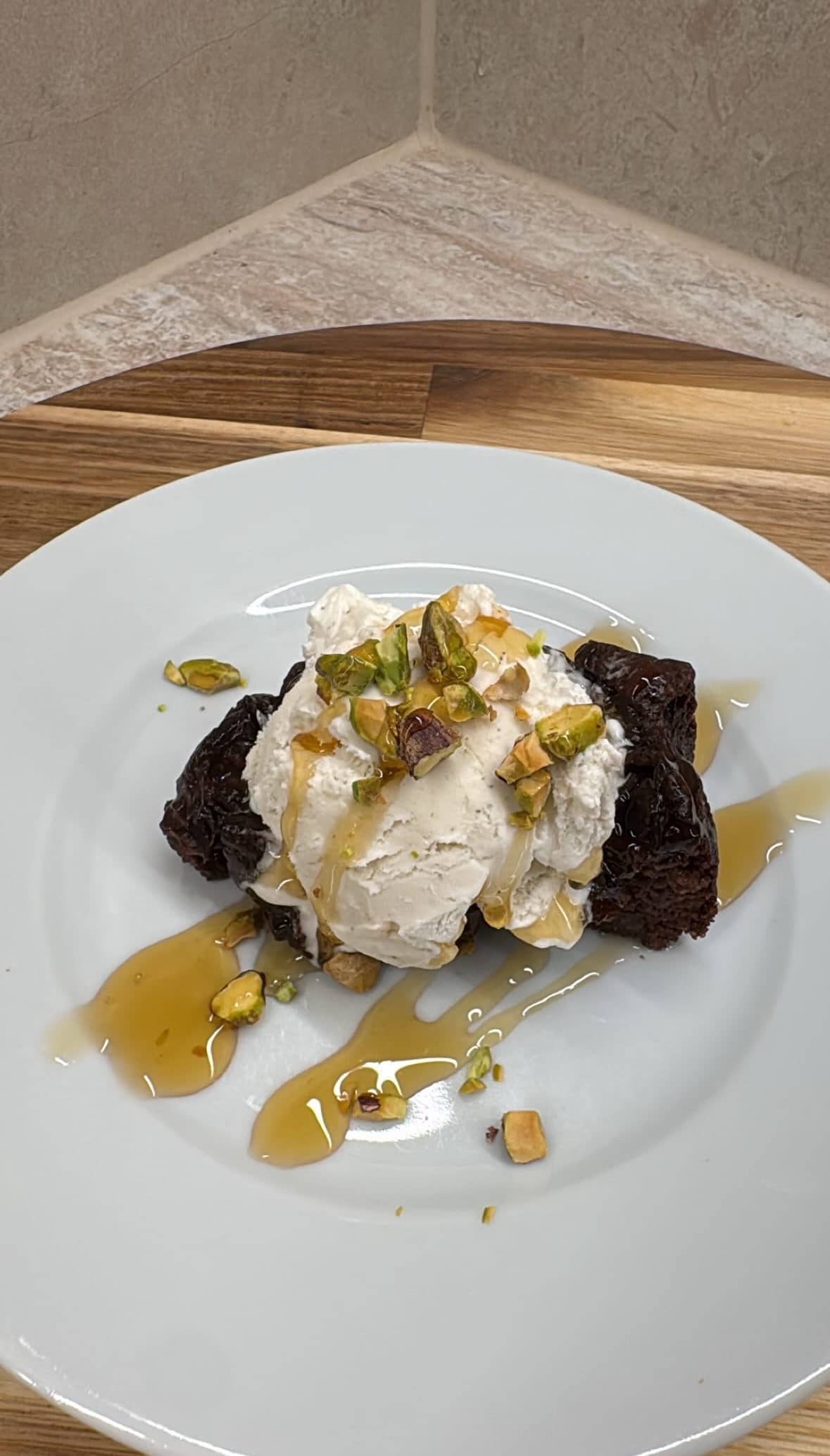 Proteinrik brownie med glass och pistagenötter