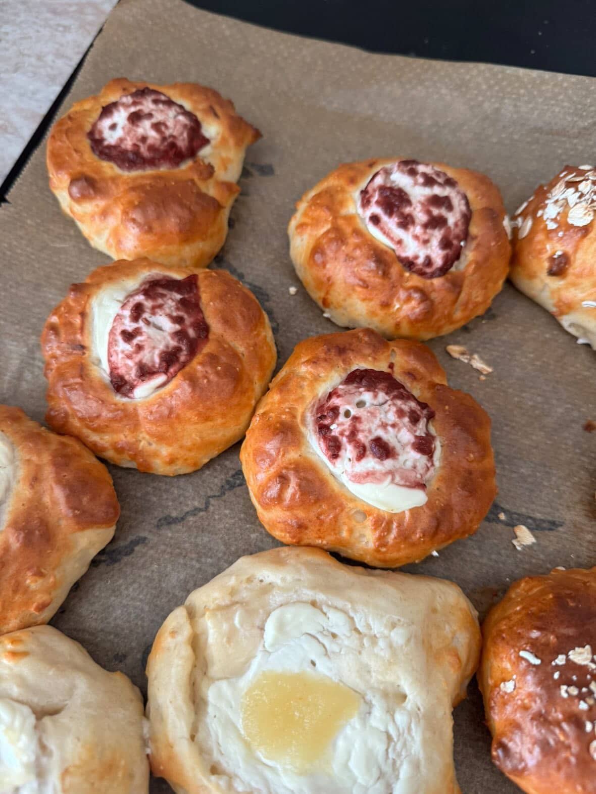 Proteinrika frukostbullar med sylt- och färskost  vassle neutral