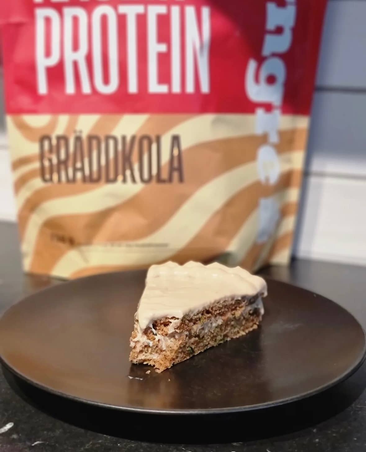 Proteinrik mjuk pepparkaka med kolafrosting kasein gräddkola