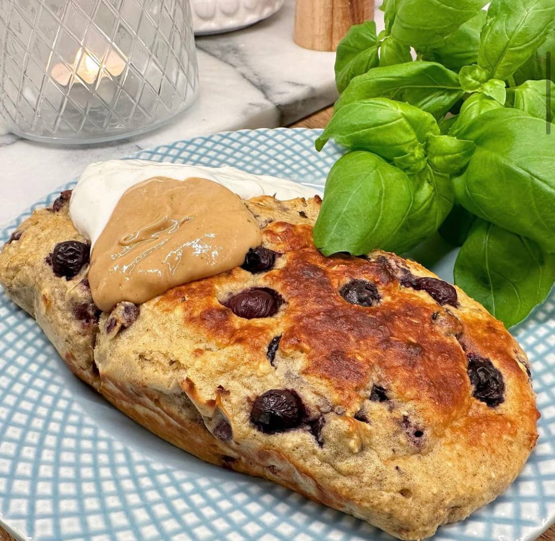 Ugnsbakad proteinrik gröt med blåbär- och vanilj