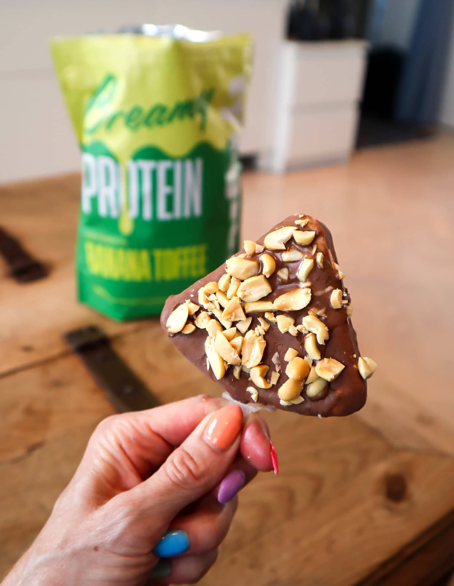 Proteinrik snickersglass på pinne