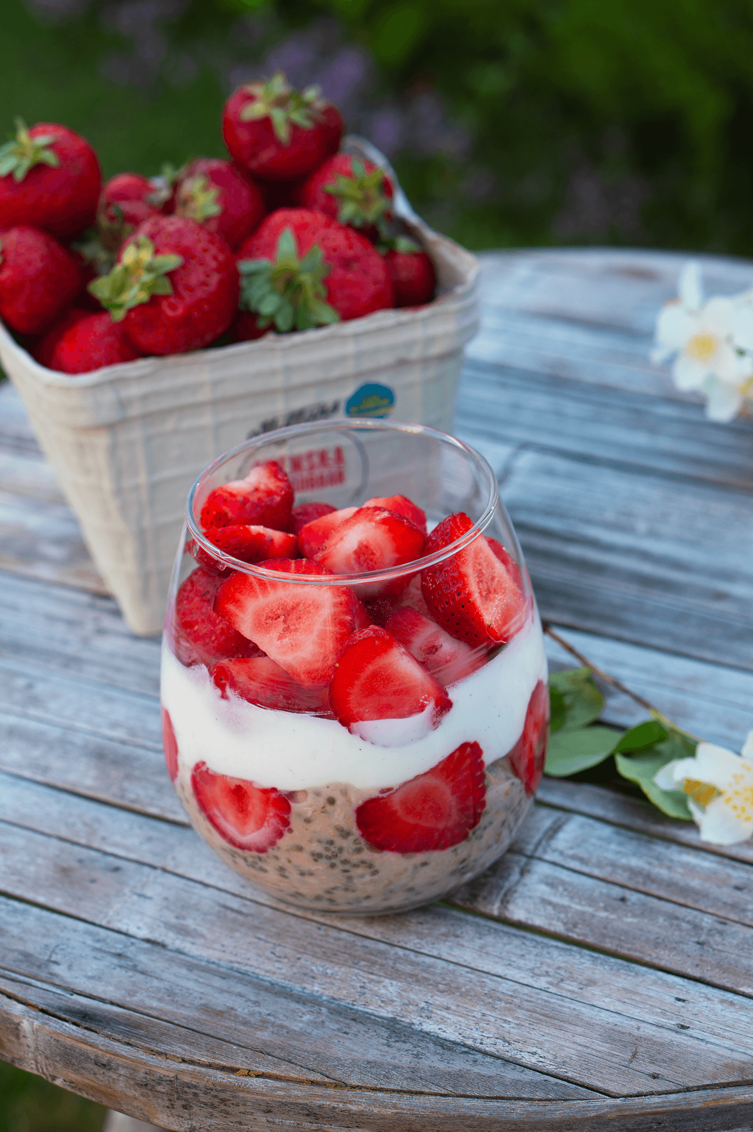 Proteinrik overnight oats med vanilj- och jordgubb vassle krämig jordgubbsglass