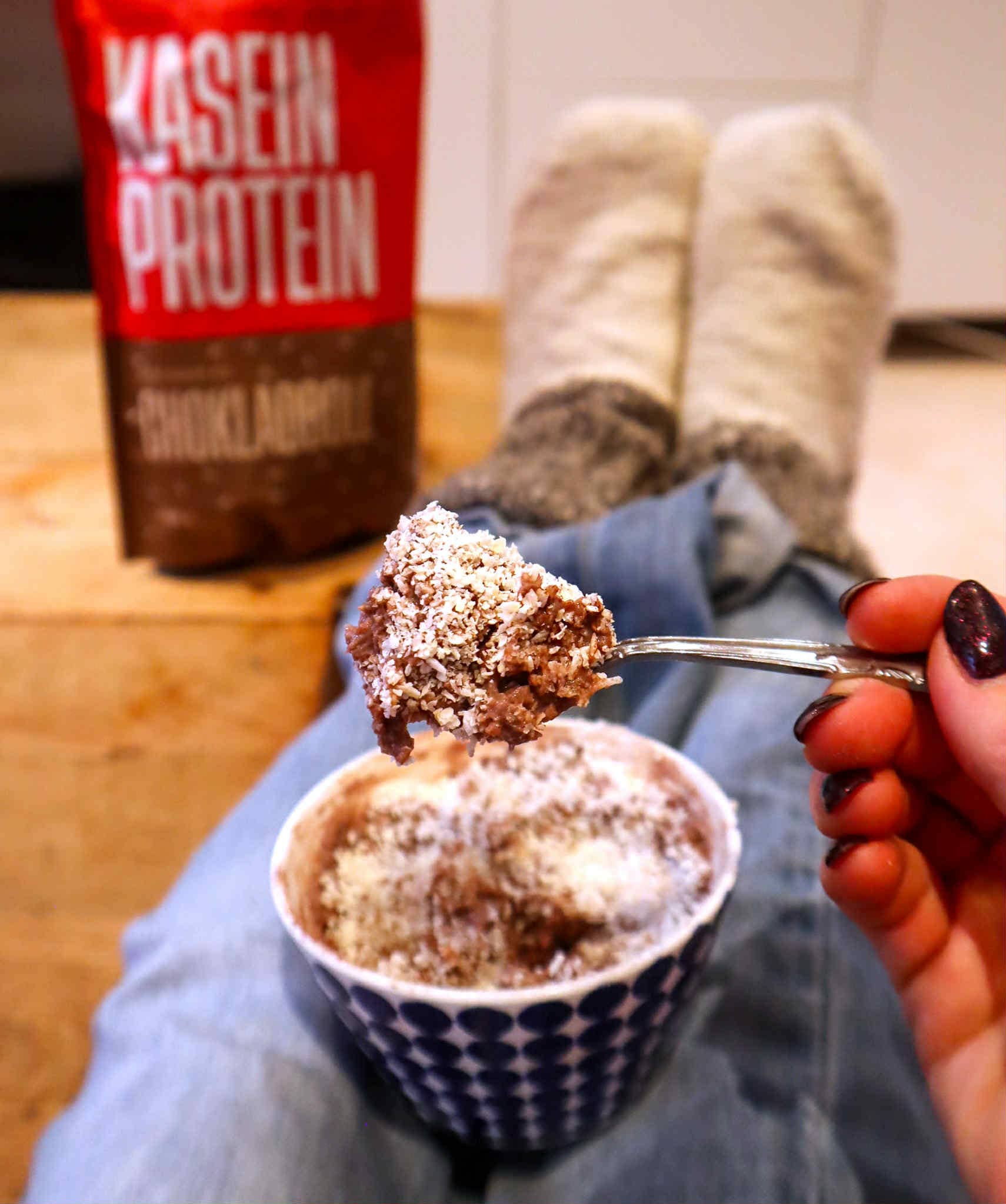 Proteinrik chokladboll i kopp kasein chokladboll