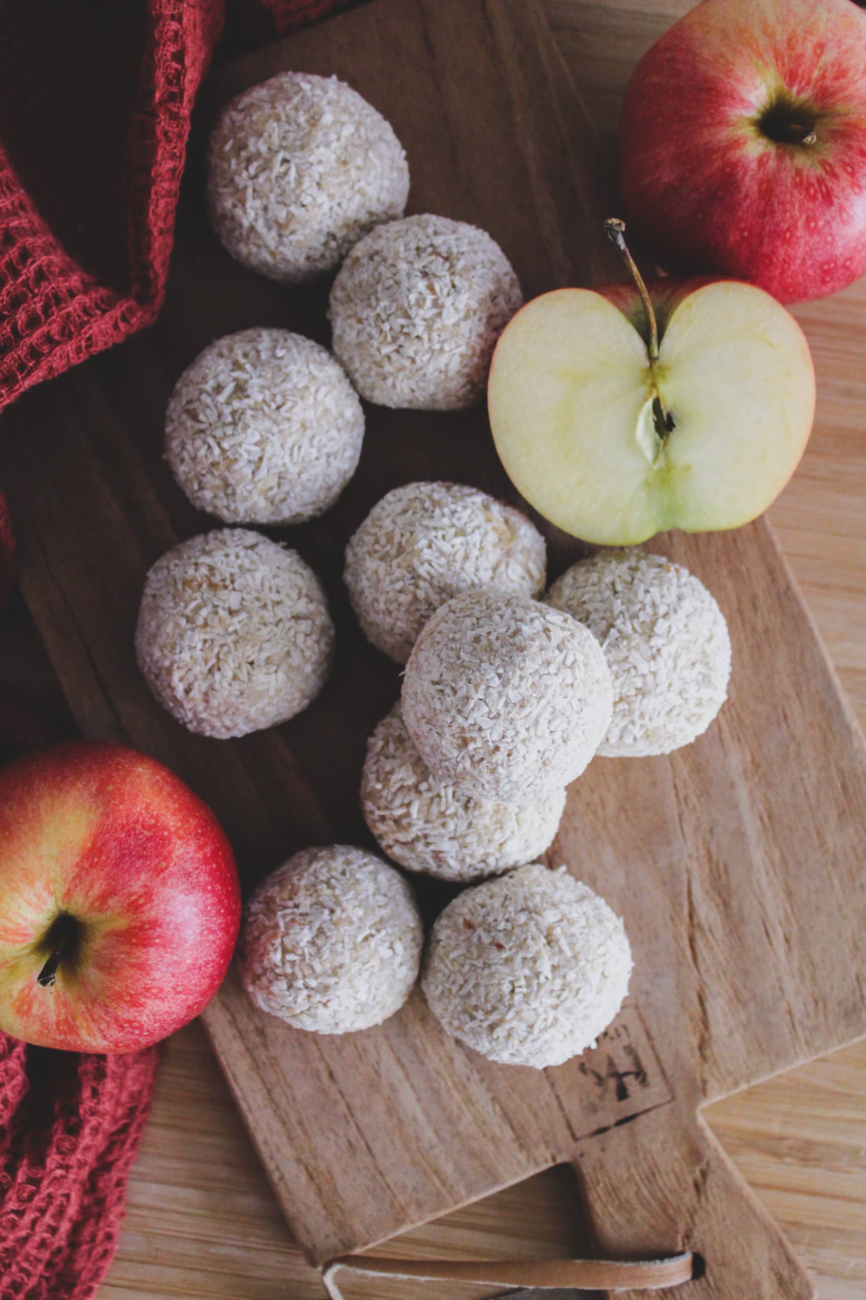 Proteinbollar med äpple och kanel
