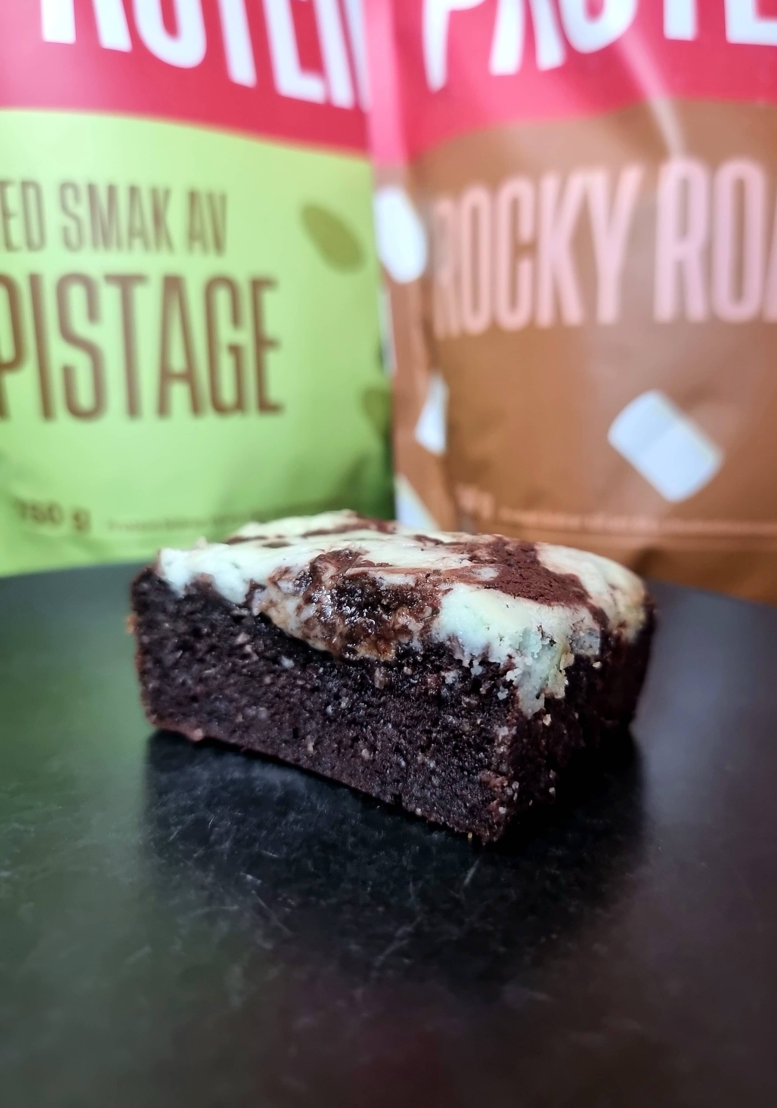 Proteinrik browniecheesecake med pistage creamy pistage
