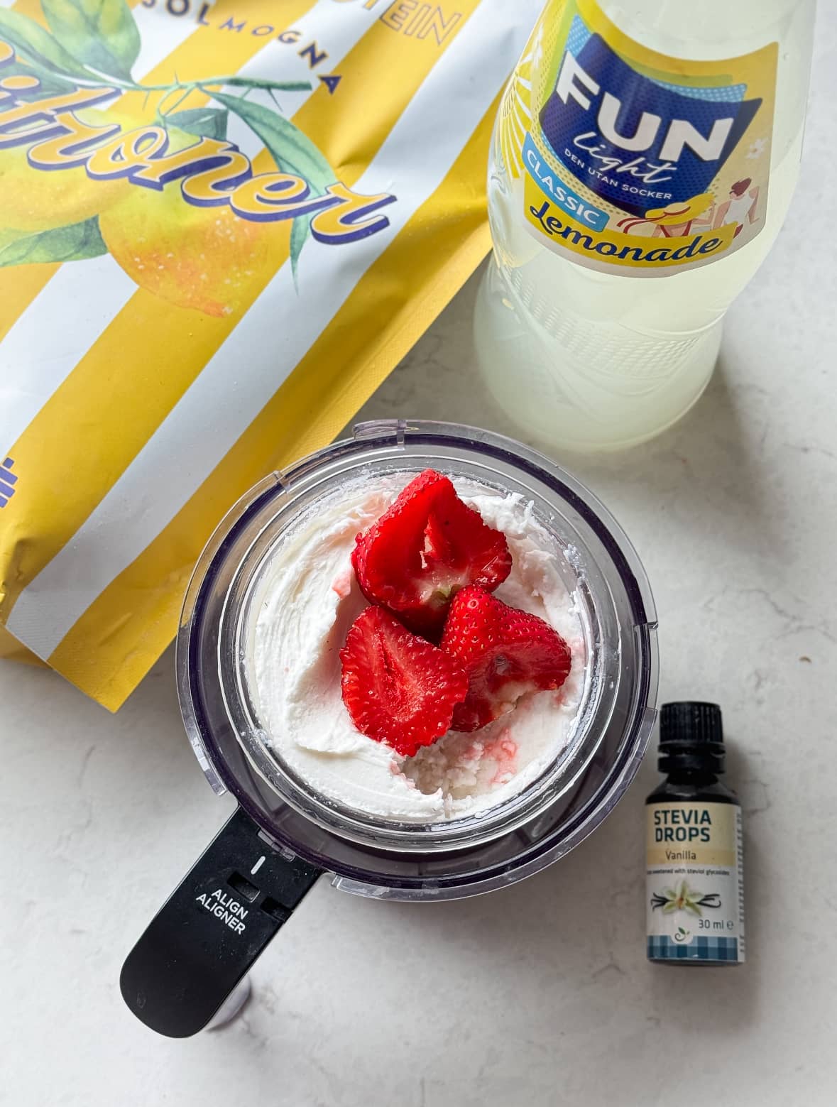 Proteinrik citronsorbet utan tillsatt socker vassle solmogna citroner