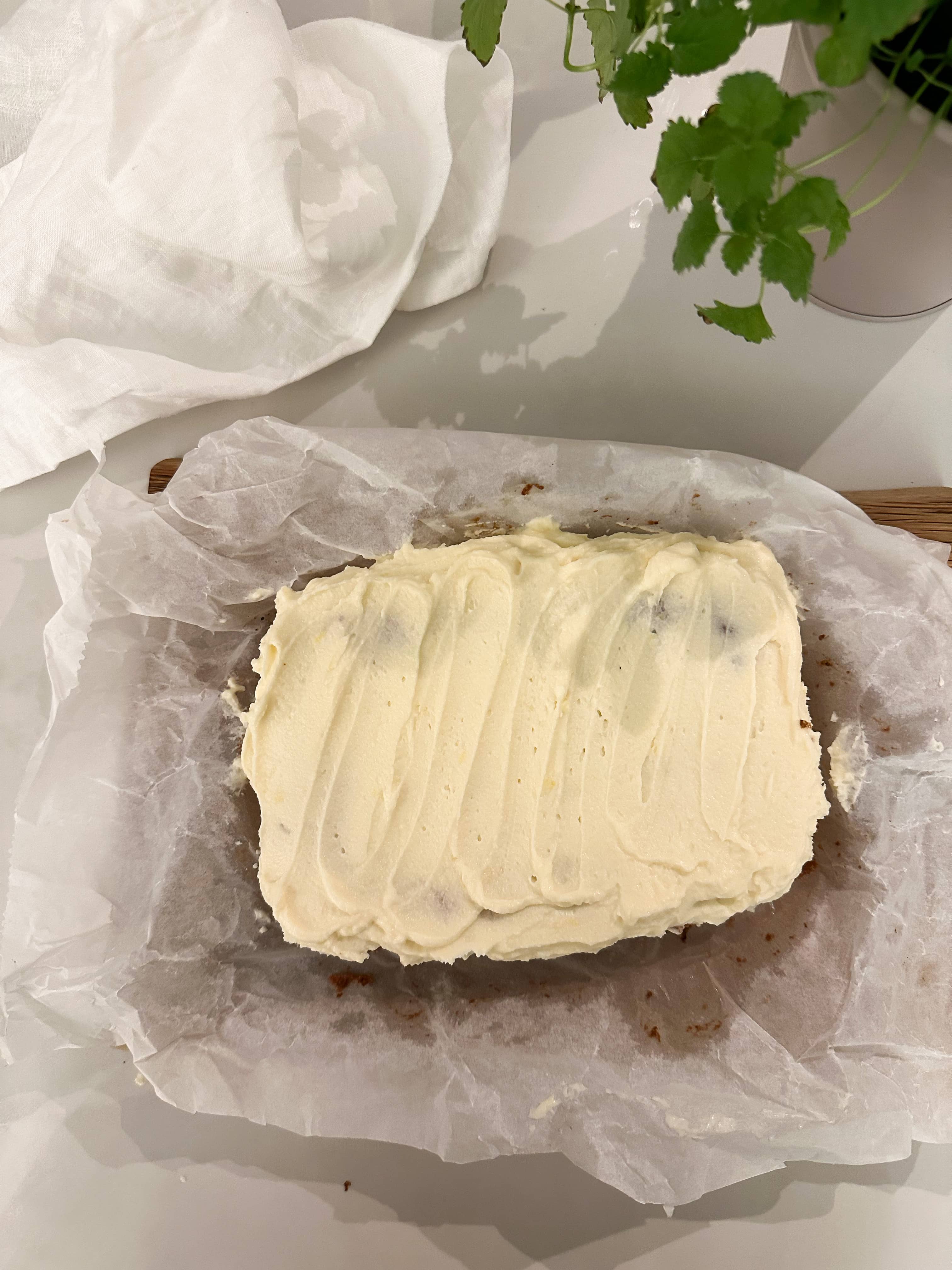 Proteinrik vanilj- och mandelkaka med citronfrosting kasein vaniljdrömmar