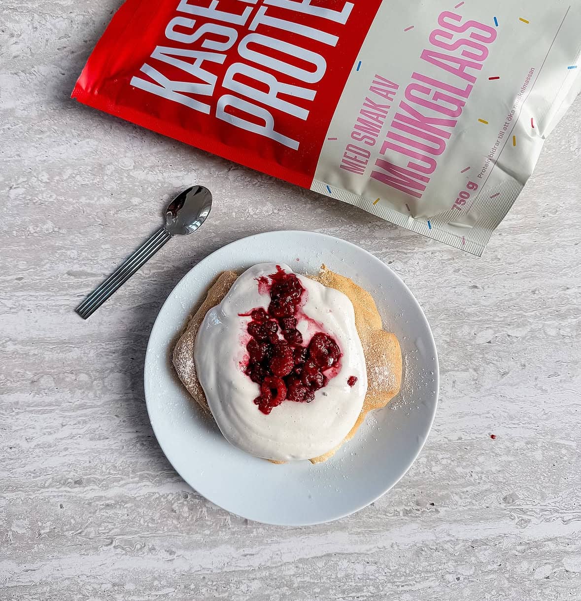 Proteinrik pavlova med kaseinfluff och bär kasein mjukglass