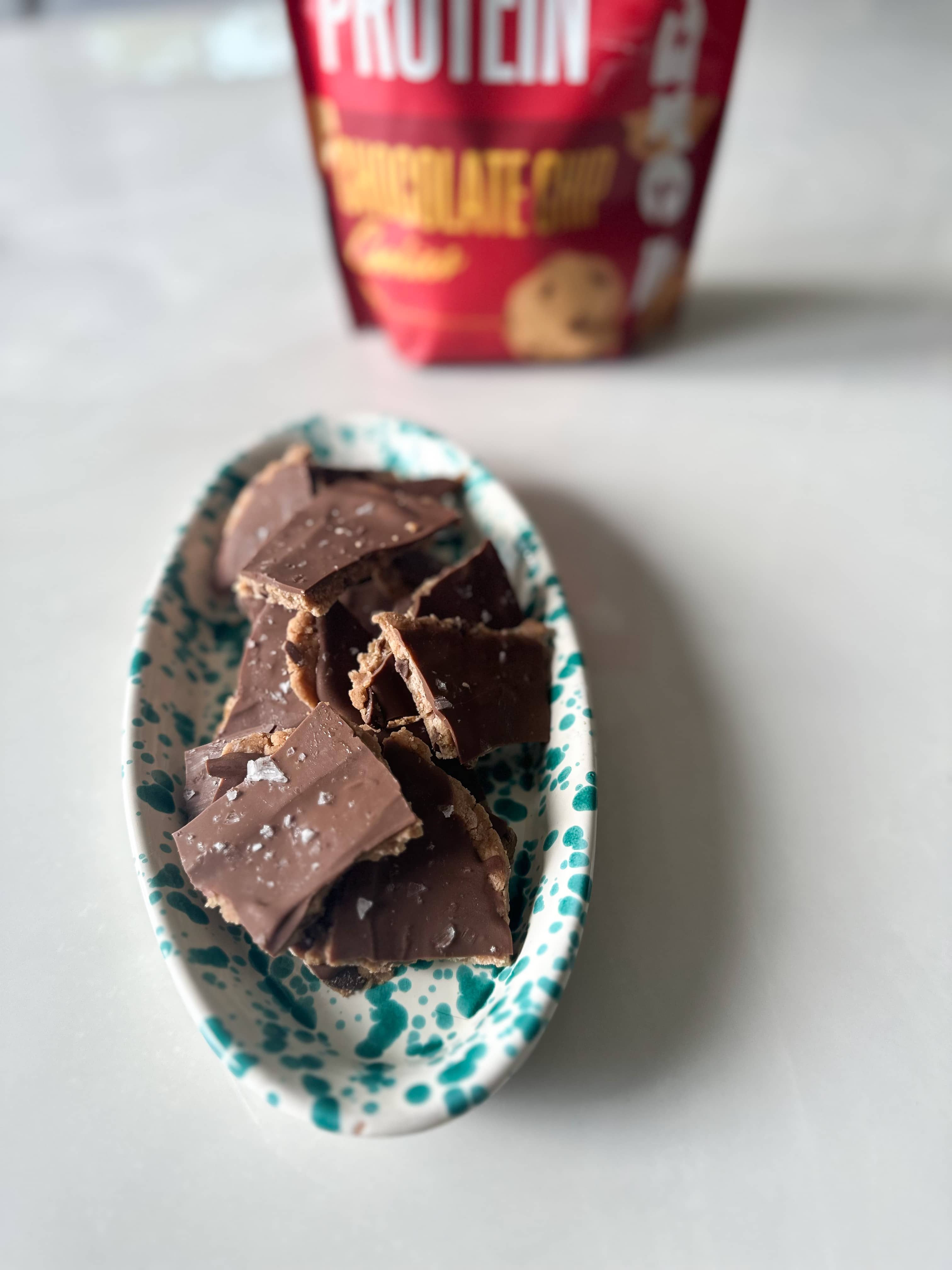 Proteinrikt cookie dough bräck kasein chocolate chip cookies