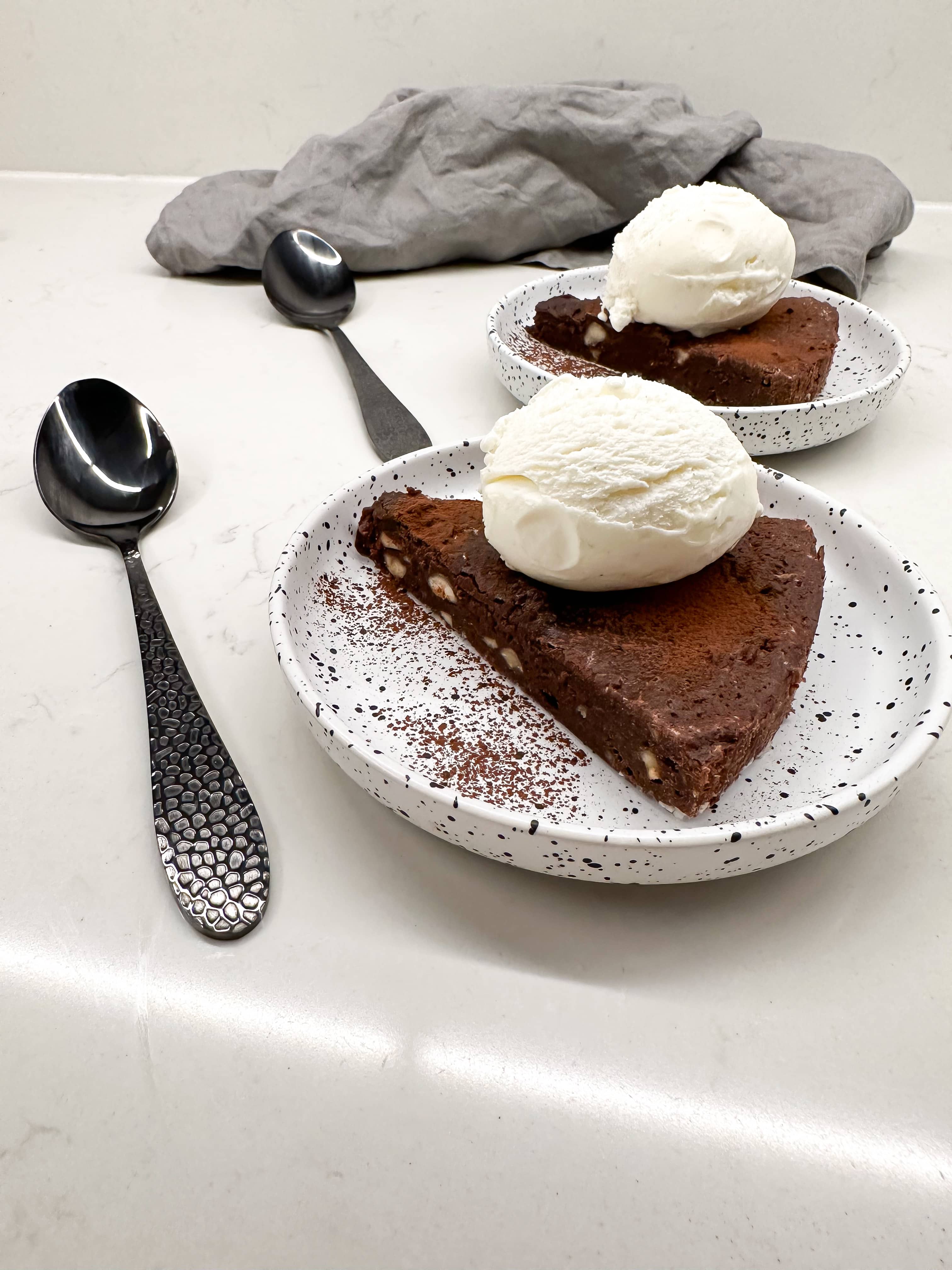 Kladdkaka med hasselnötter och brynt smör