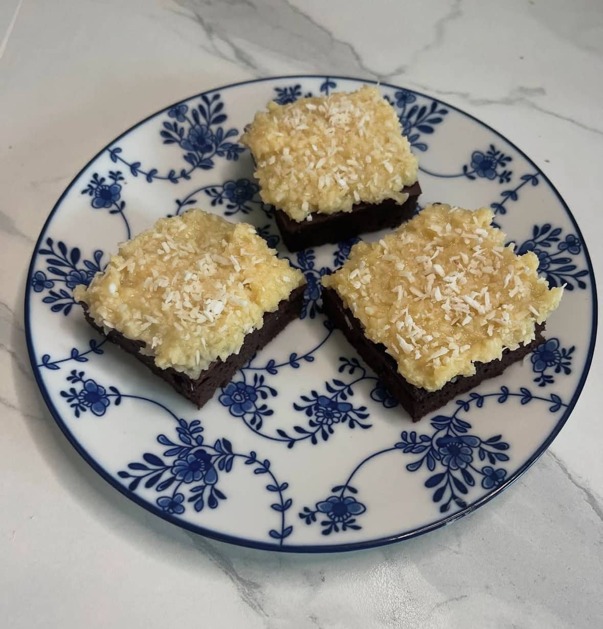 Proteinrik brownie med seg kokostopping kasein kladdkaka