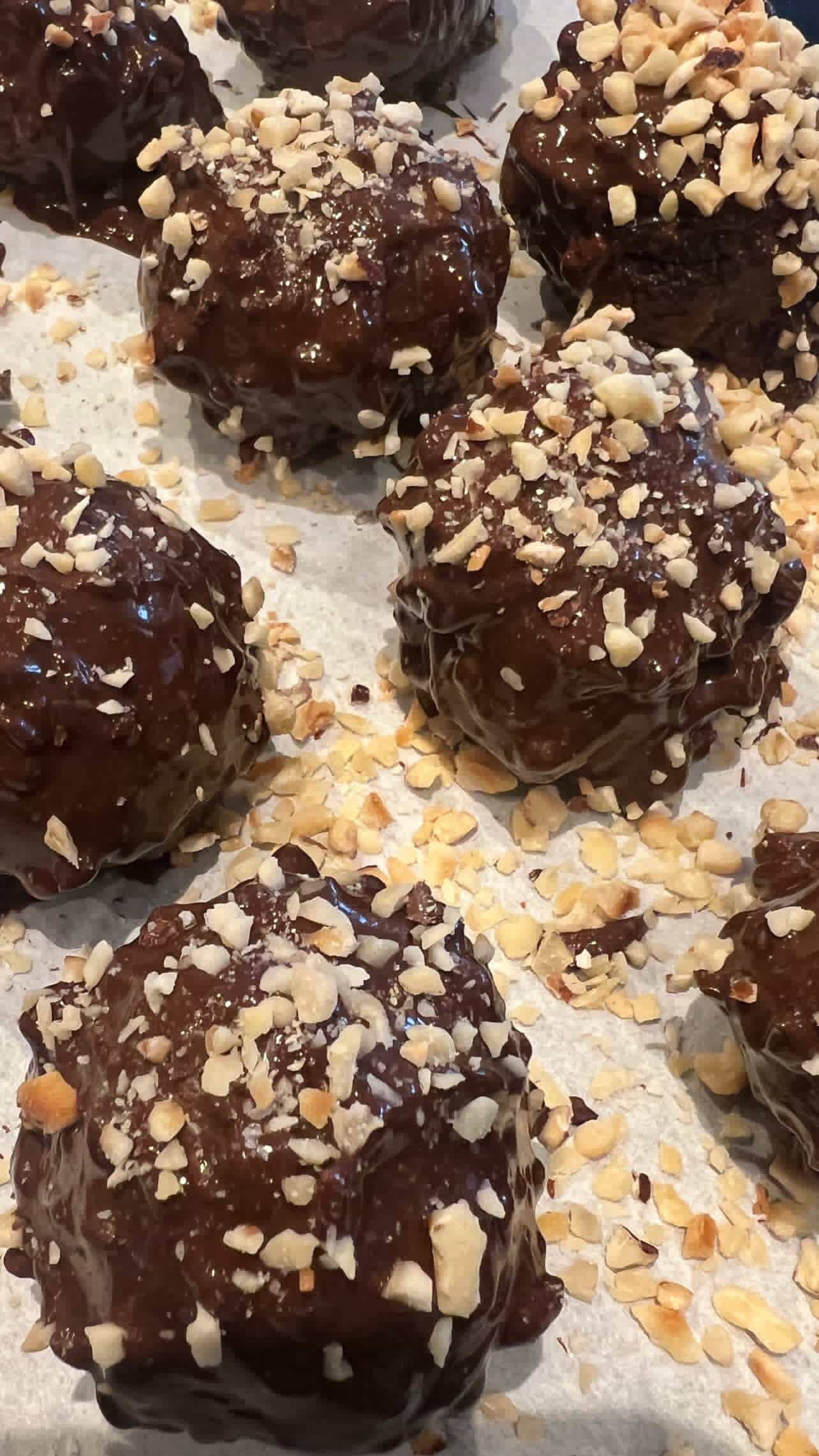 Proteinbollar ferrero rocher edition vassle chocolate chip cookies