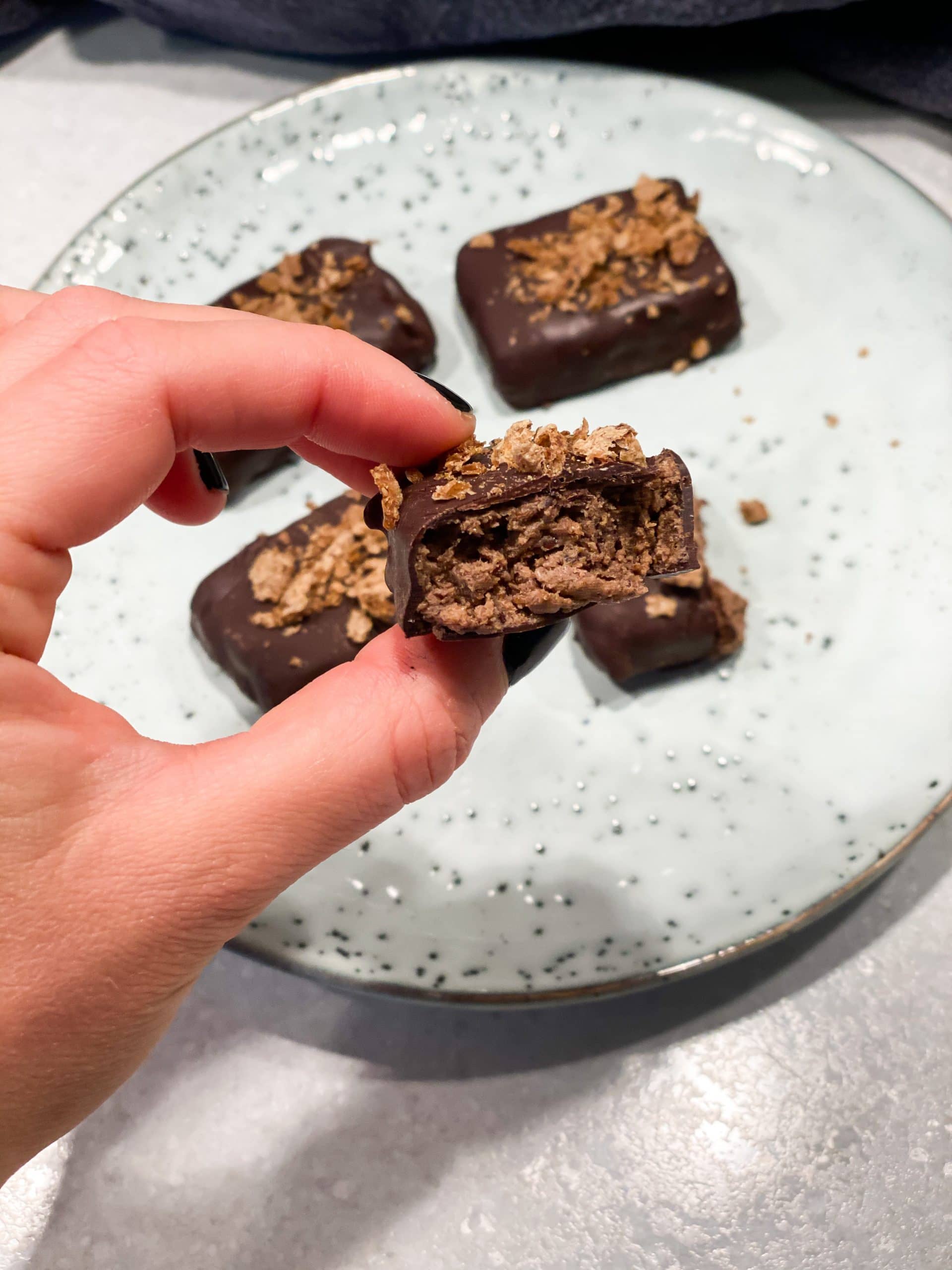 Chokladtäckta proteinbars med crunch
